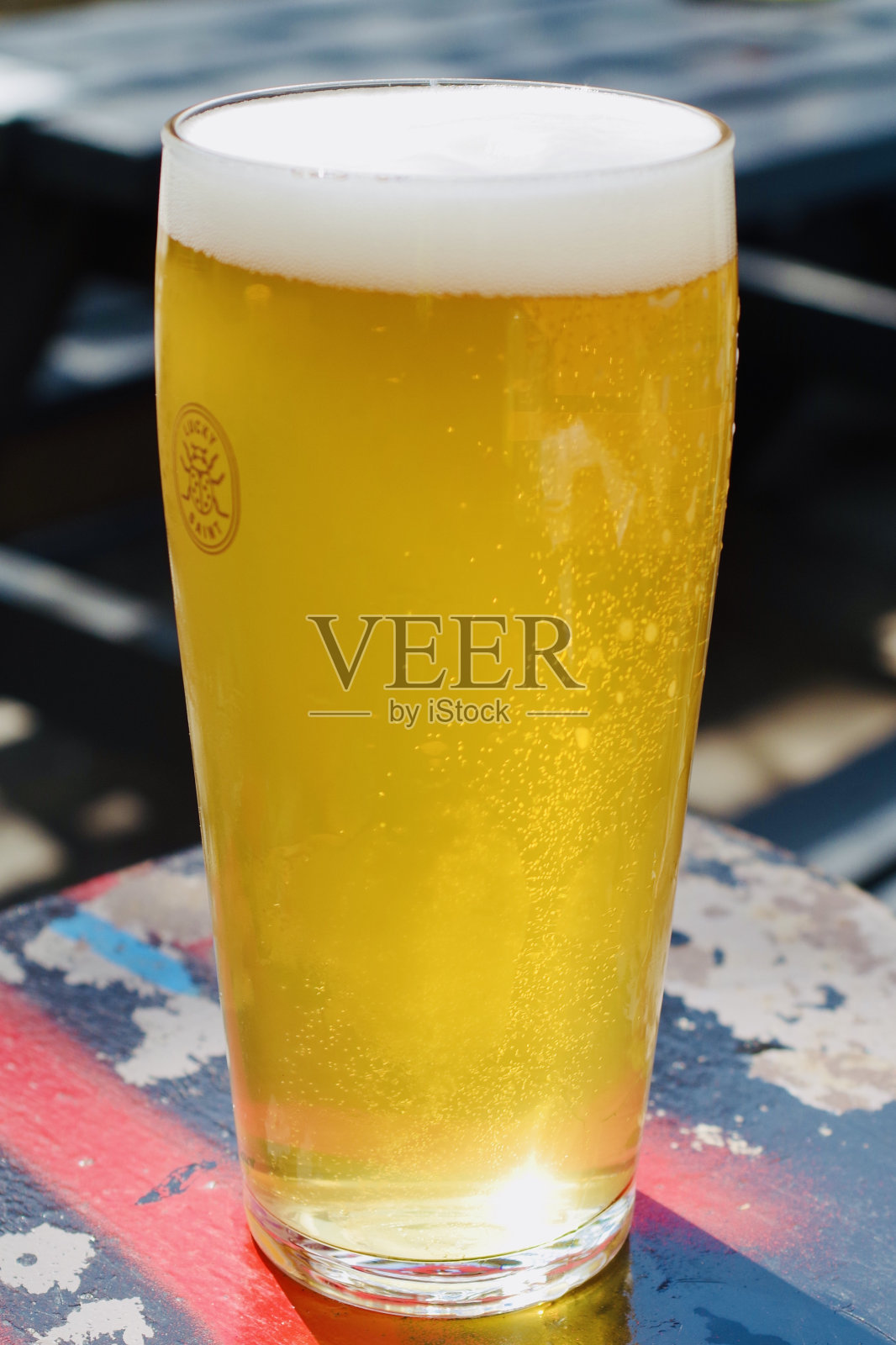 阳光下一品脱啤酒的特写照片摄影图片