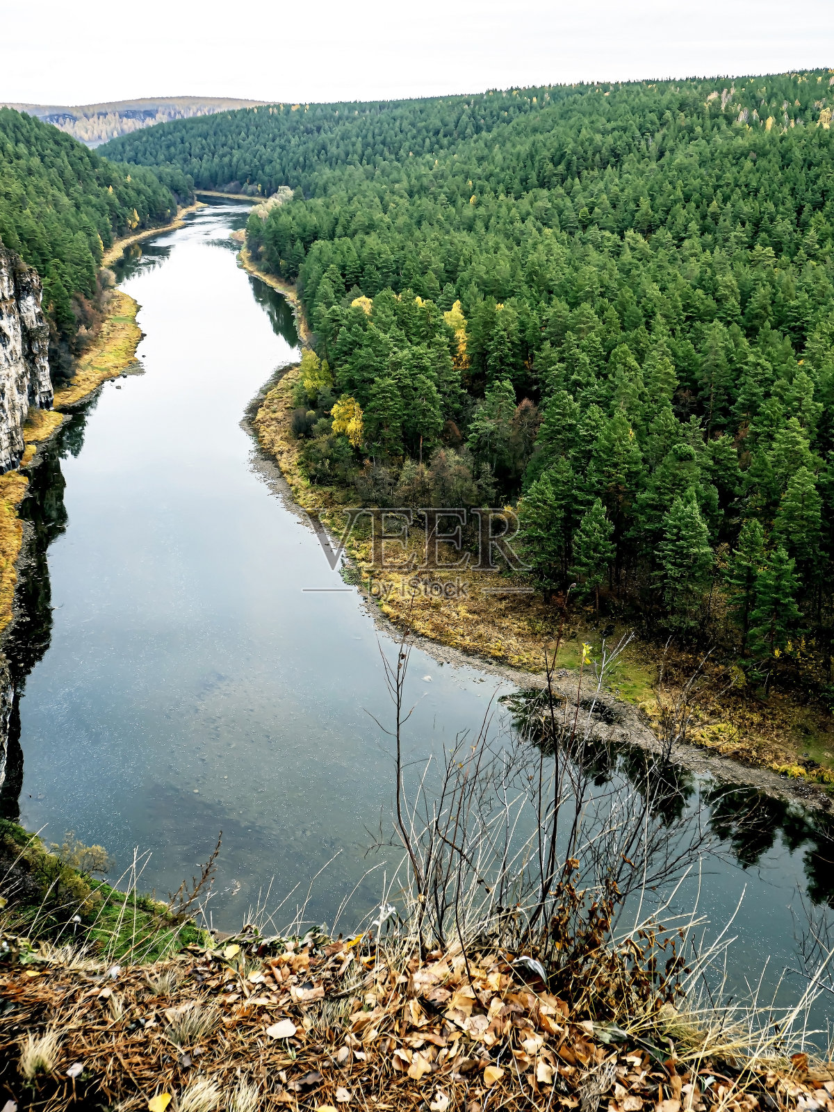 从布满岩石的河岸俯瞰秋天的景色照片摄影图片