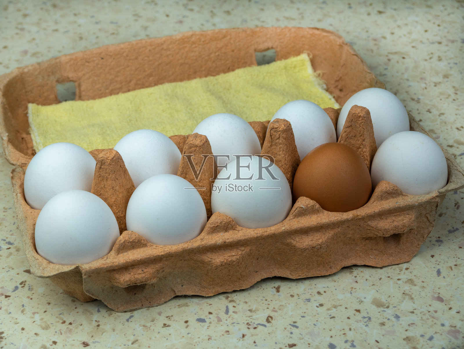 纸箱里的鸡蛋，俯视图。有选择性的重点。副本的空间。照片摄影图片