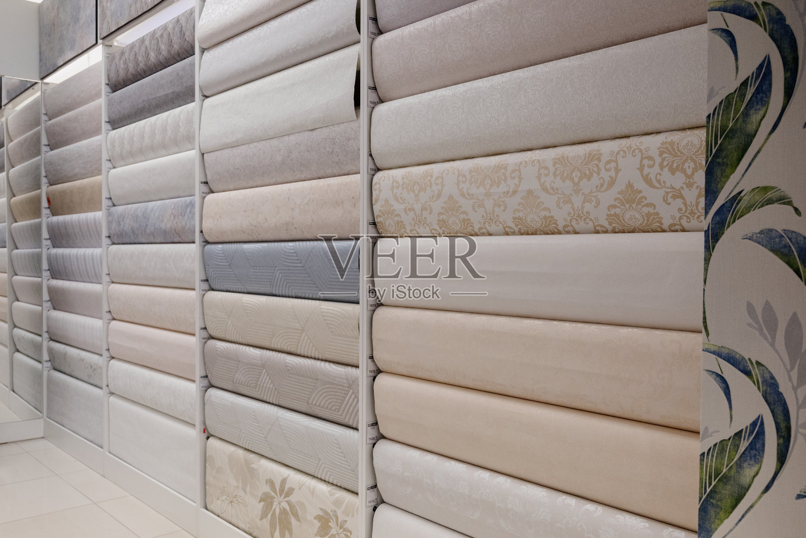 商店橱窗货架上不同墙纸的样品照片摄影图片