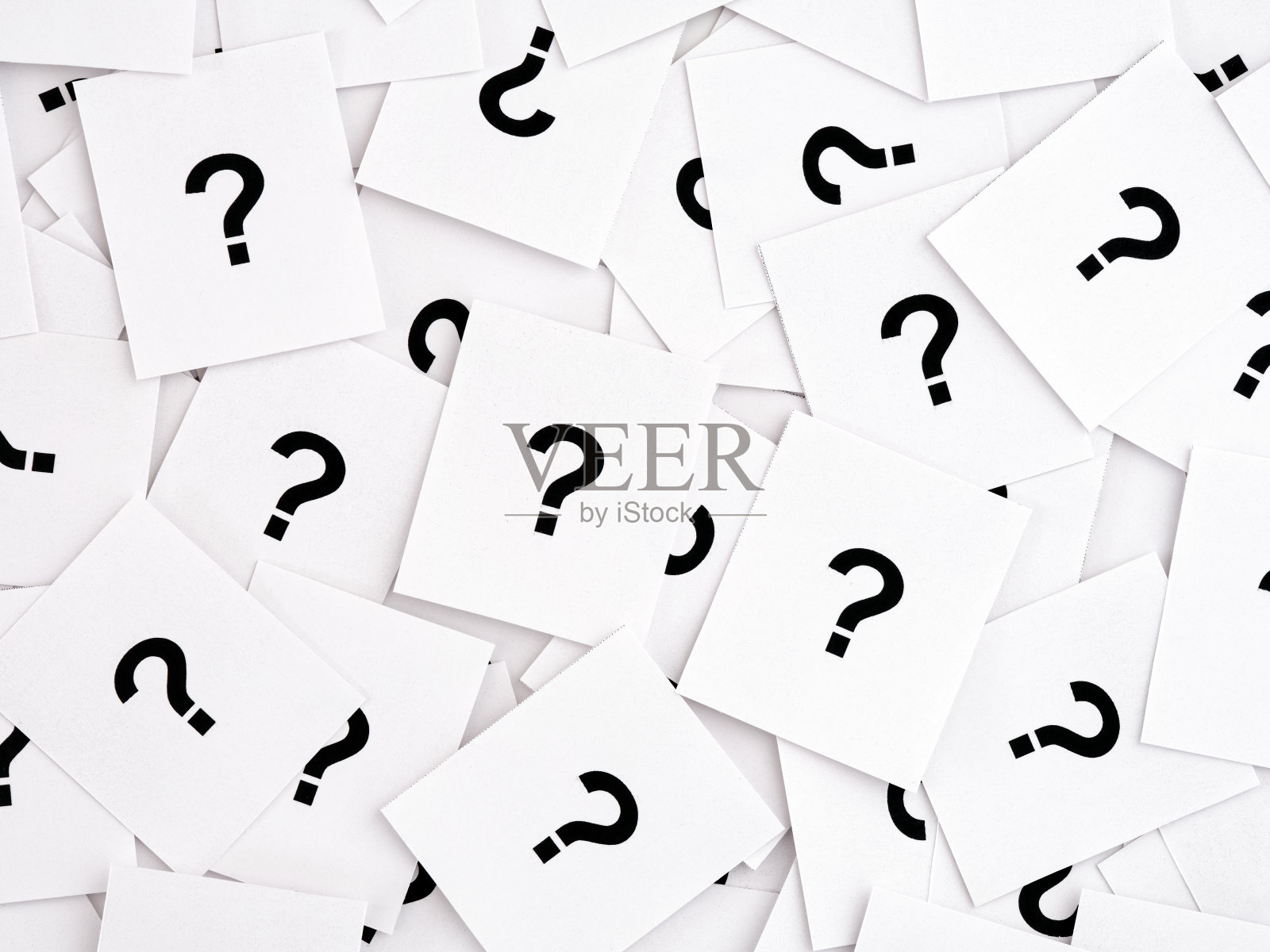 很多带问号的笔记。照片摄影图片