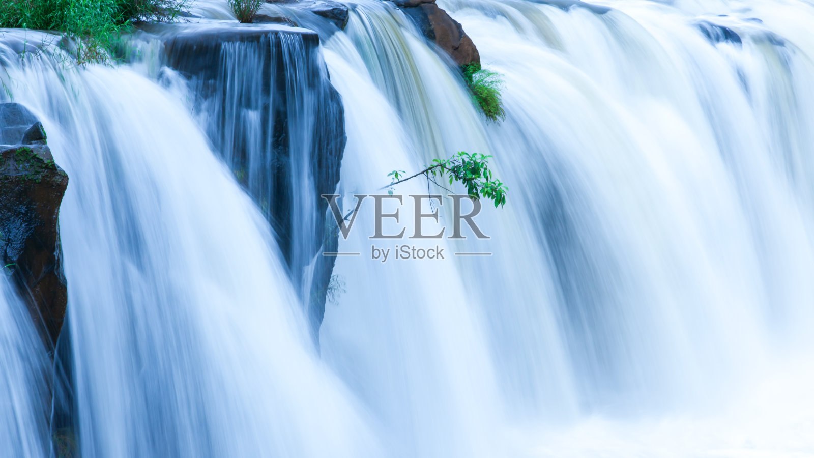 Tad Pha Suam瀑布在雨季的景观。照片摄影图片