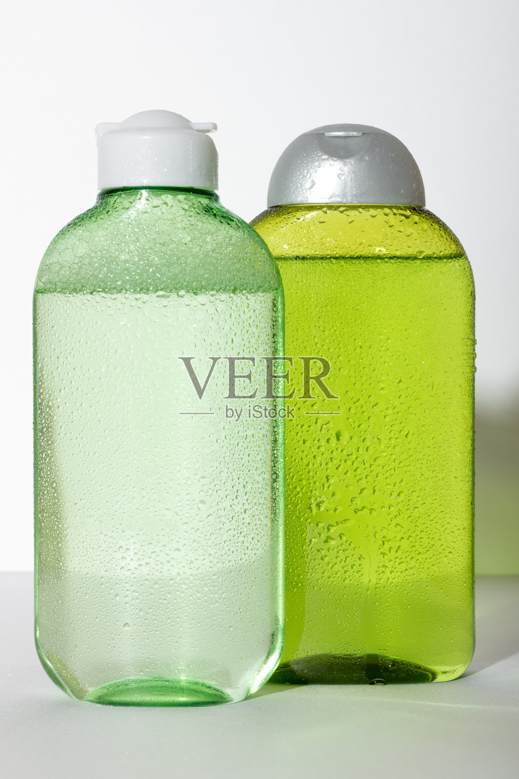 洗面奶瓶子。洁面用乳液或胶束水。绿色包装的液体化妆品。天然化妆品的概念照片摄影图片