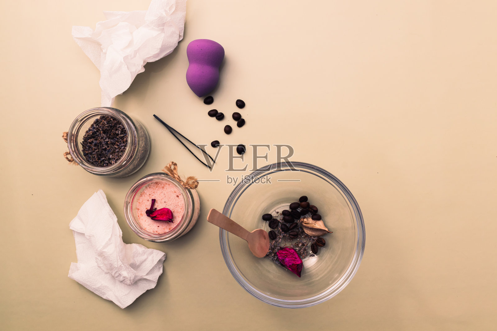 DIY自制化妆品。配料随机排列的桌子。盐，薰衣草，海绵，镊子，橄榄底子上的化妆品混合物的玻璃容器。照片摄影图片