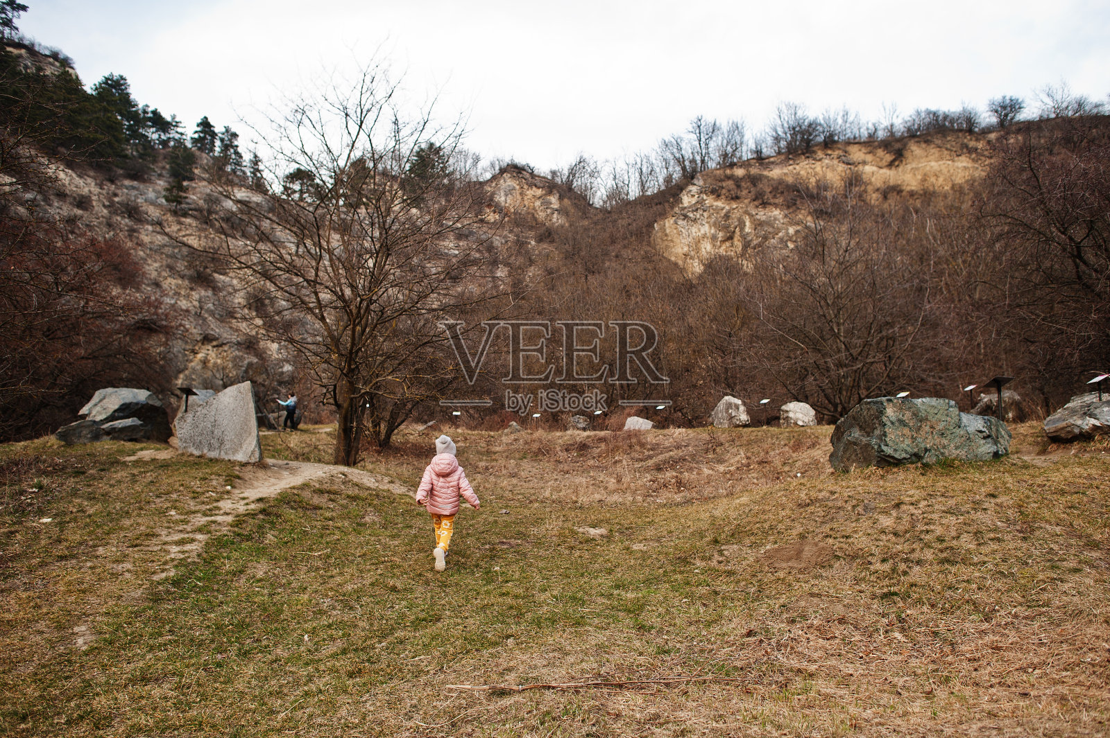 捷克共和国米库洛夫的图罗尔德科学步道上的孩子们正在学习摇滚品种的类型。照片摄影图片