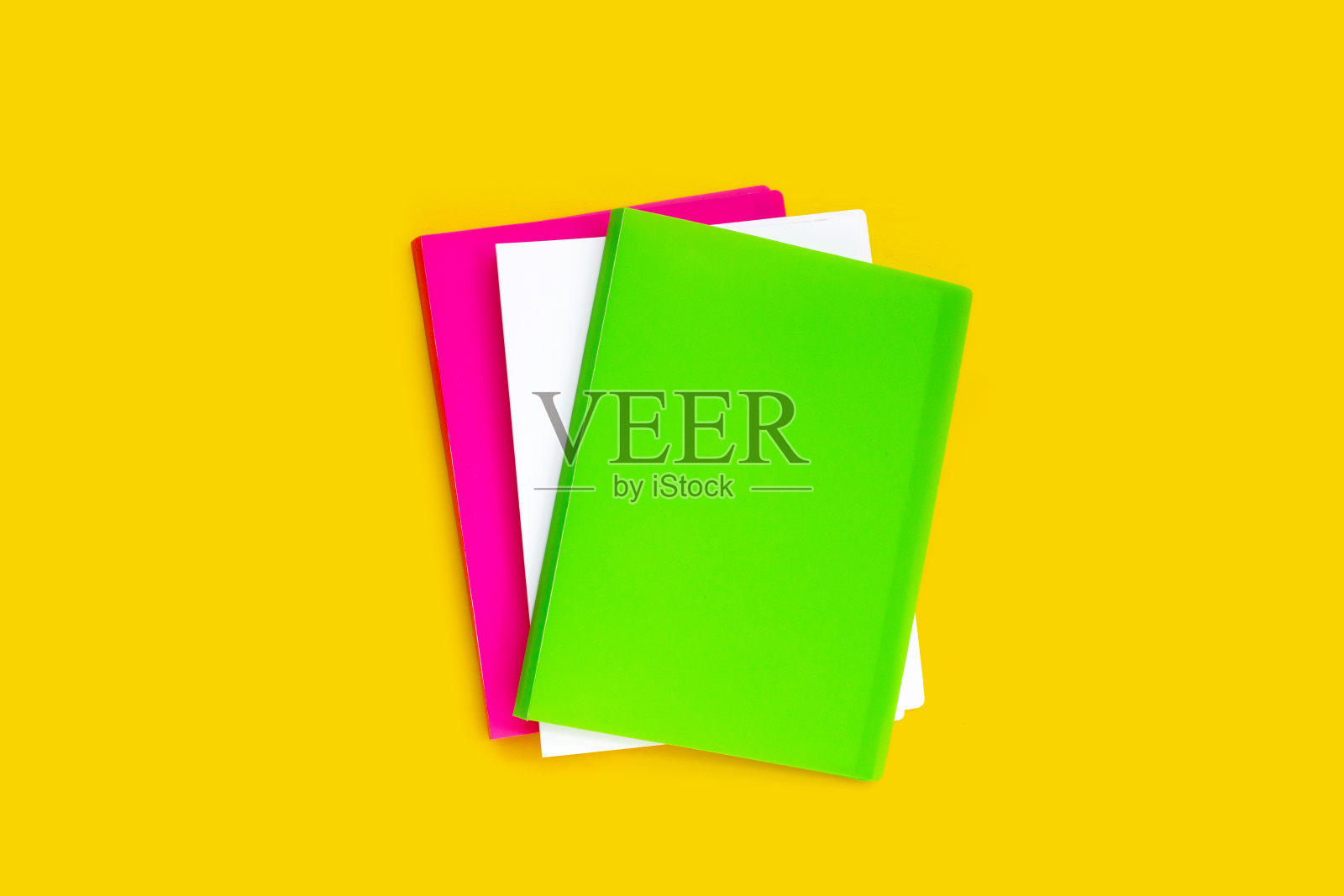 黄色背景的办公文件夹。俯视图照片摄影图片