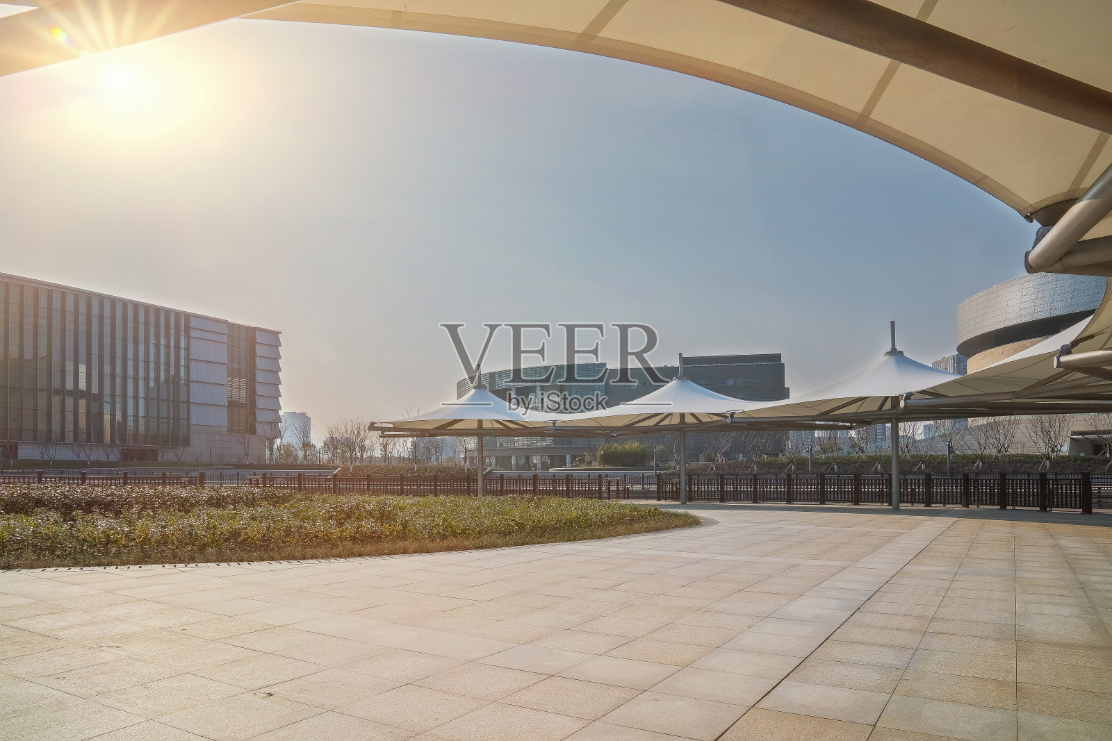 中国江苏省宜兴市的现代城市建筑天际线和公园美景照片摄影图片