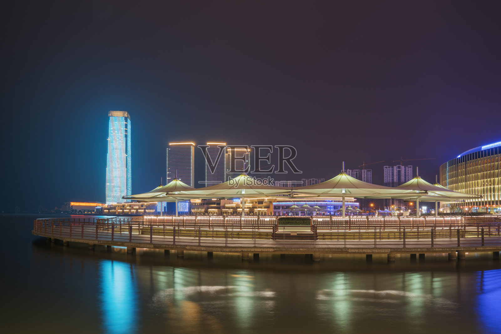 中国江苏省宜兴市的现代城市建筑天际线和公园美景照片摄影图片