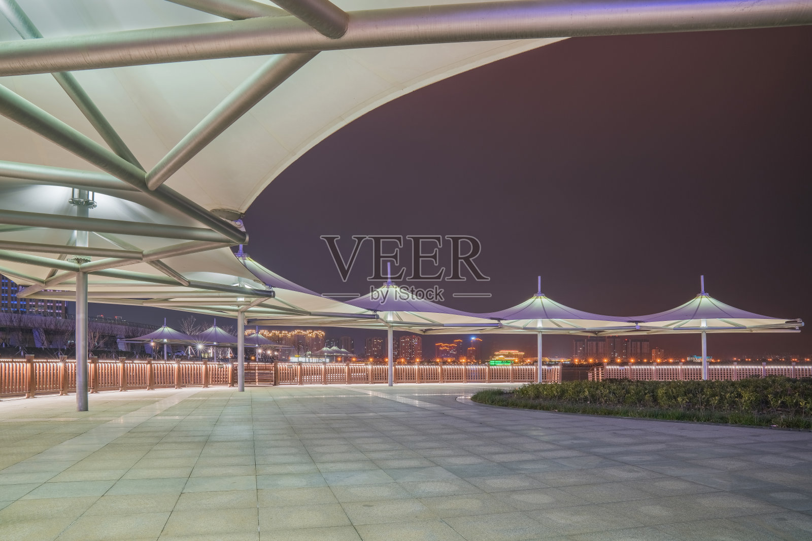 中国江苏省宜兴市的现代城市建筑天际线和公园美景照片摄影图片