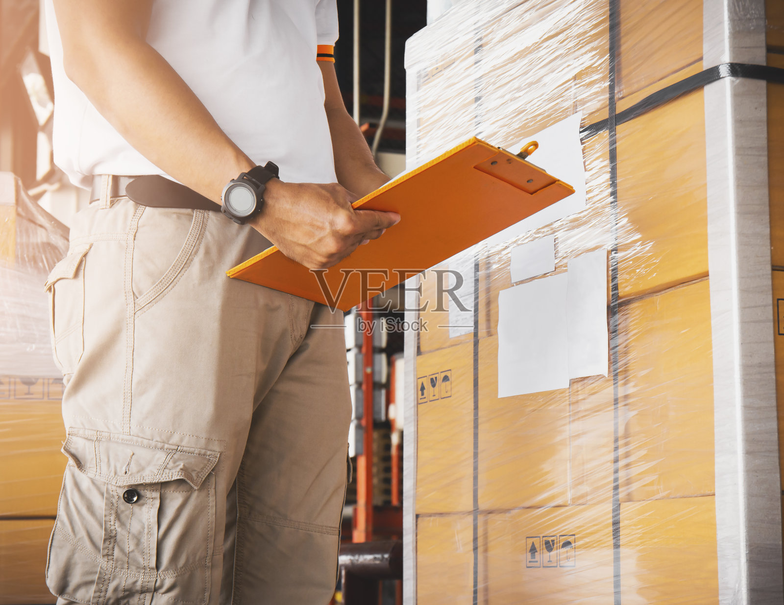 工人拿着剪贴板在仓库进行库存管理。货物供应链。货物包装盒子。发货仓库物流。照片摄影图片