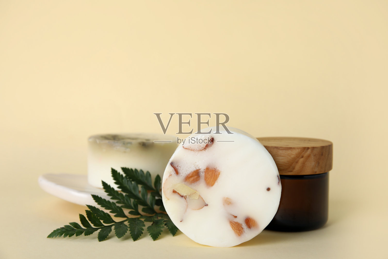 生态友好的个人护理产品和绿色叶在米色背景照片摄影图片