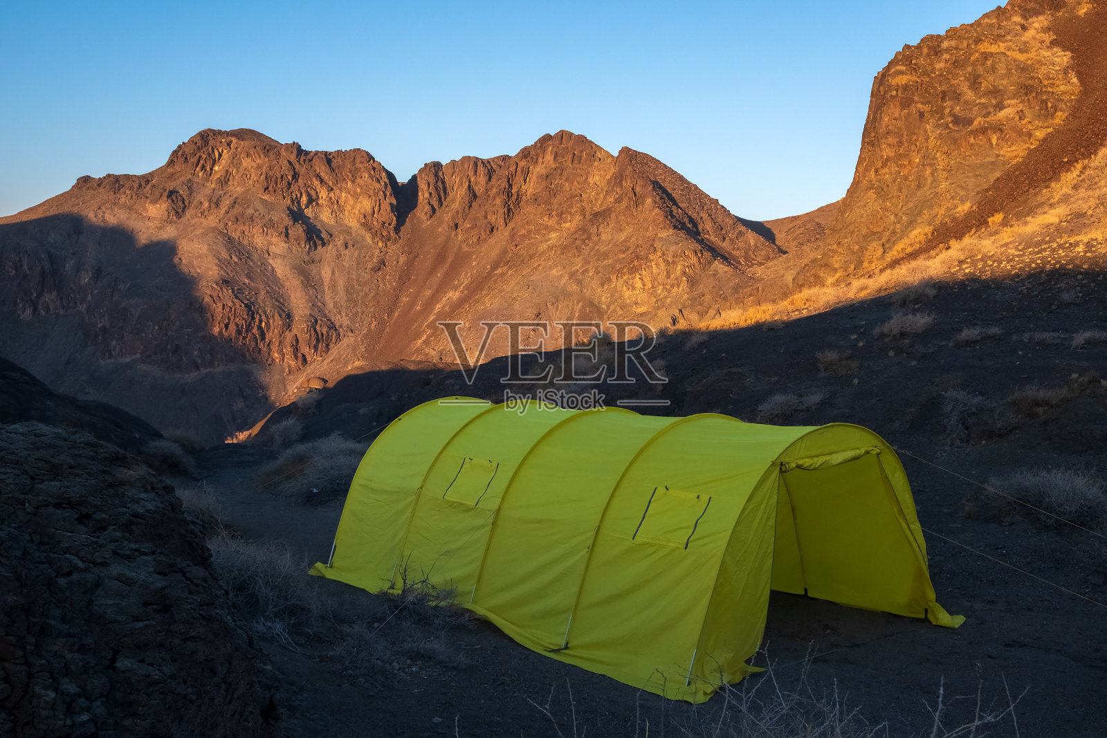 黄色的大本营帐篷在美丽的金色山脉，伟大的设计，任何目的。旅行,旅游的概念。照片摄影图片