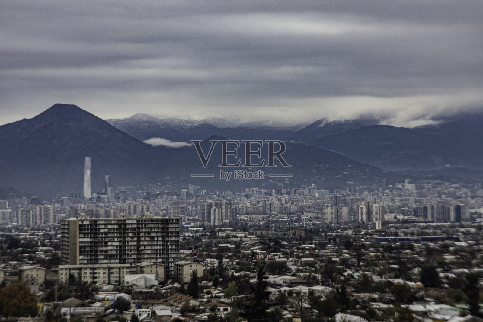 在智利的圣地亚哥，山脉、山丘和城市随着太阳的变化而变化照片摄影图片