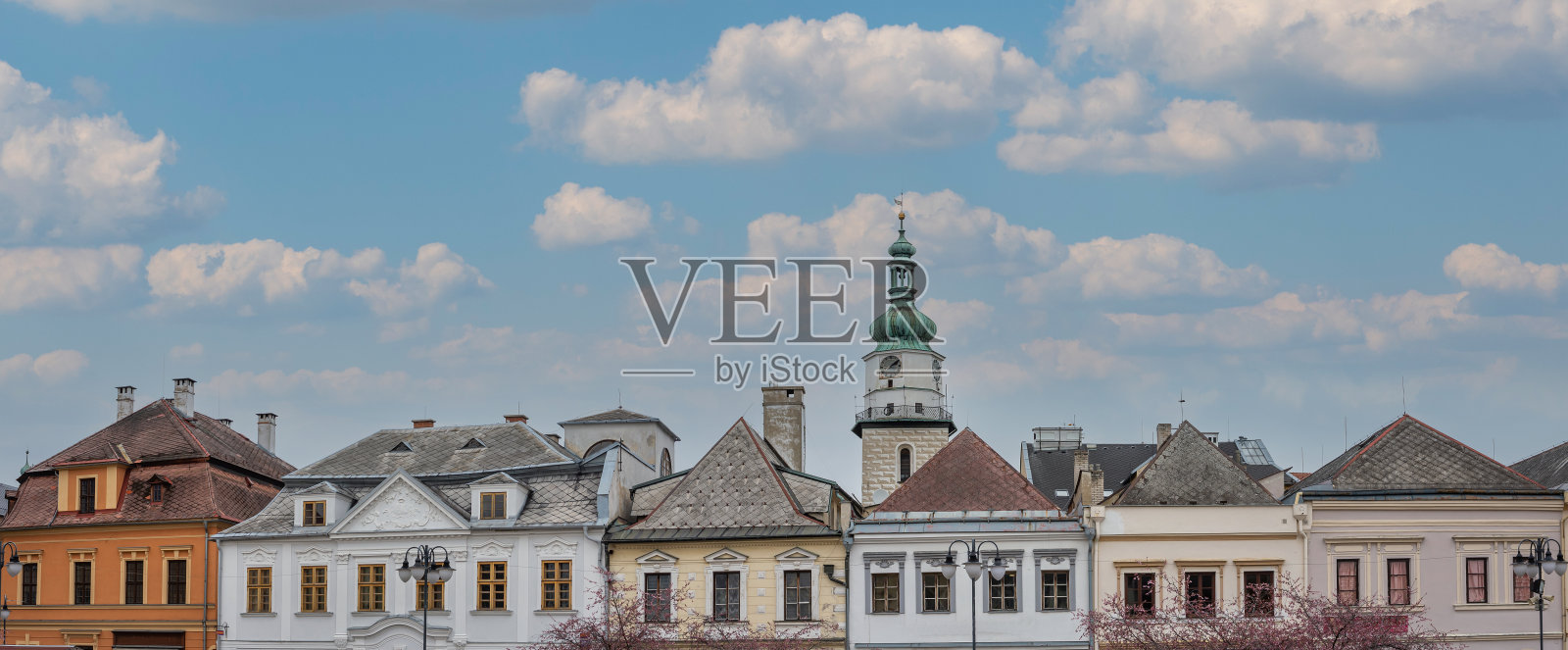 捷克共和国摩拉维亚-西里西亚地区，主要广场上的布伦塔尔天际线，圣母升天教堂照片摄影图片