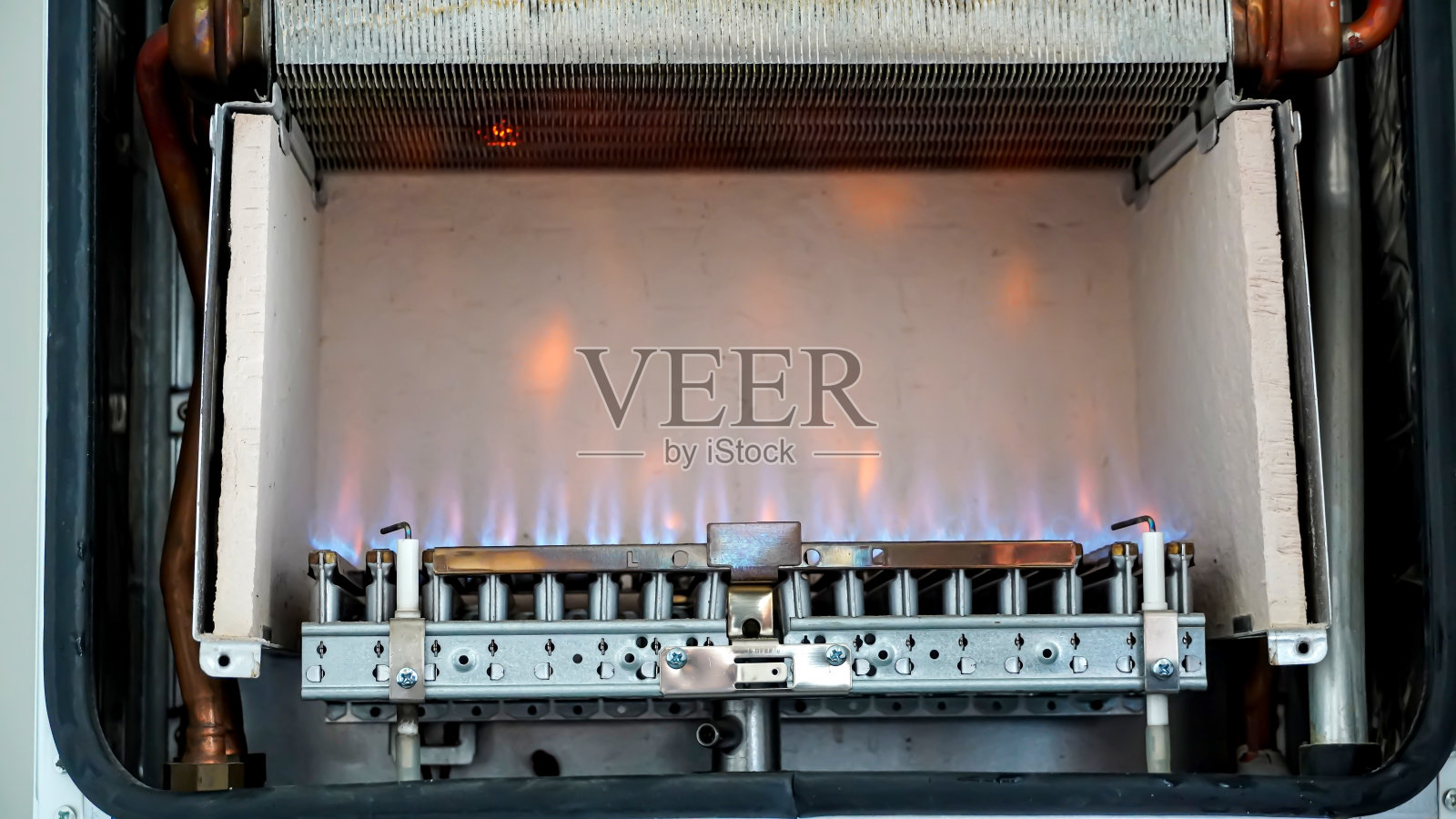 正在工作的天然气组合锅炉内部照片摄影图片