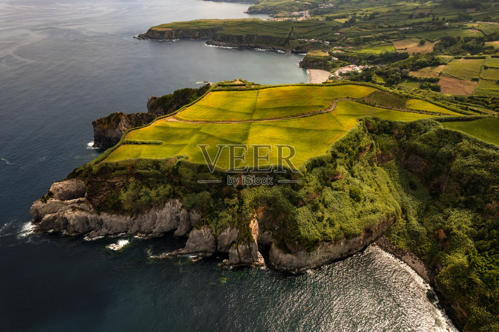 绿色海岸的风景照片摄影图片