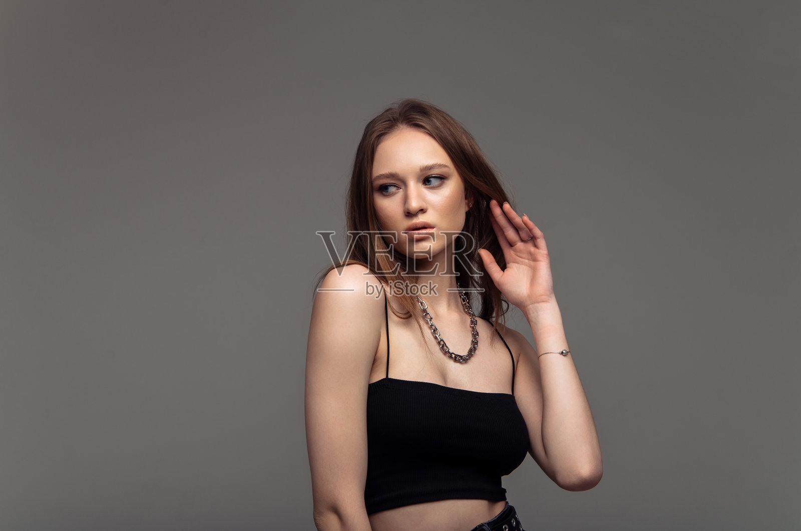 老练的年轻女人的肖像广告产品和服务。照片摄影图片