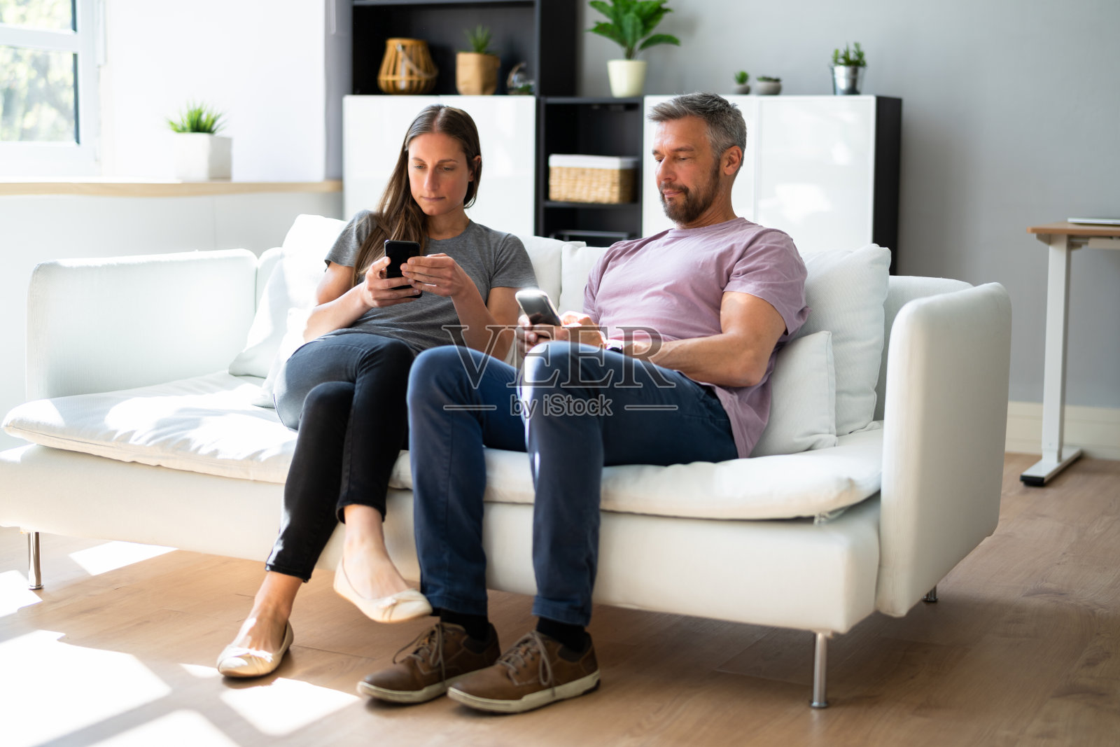 家庭夫妇手持手机照片摄影图片