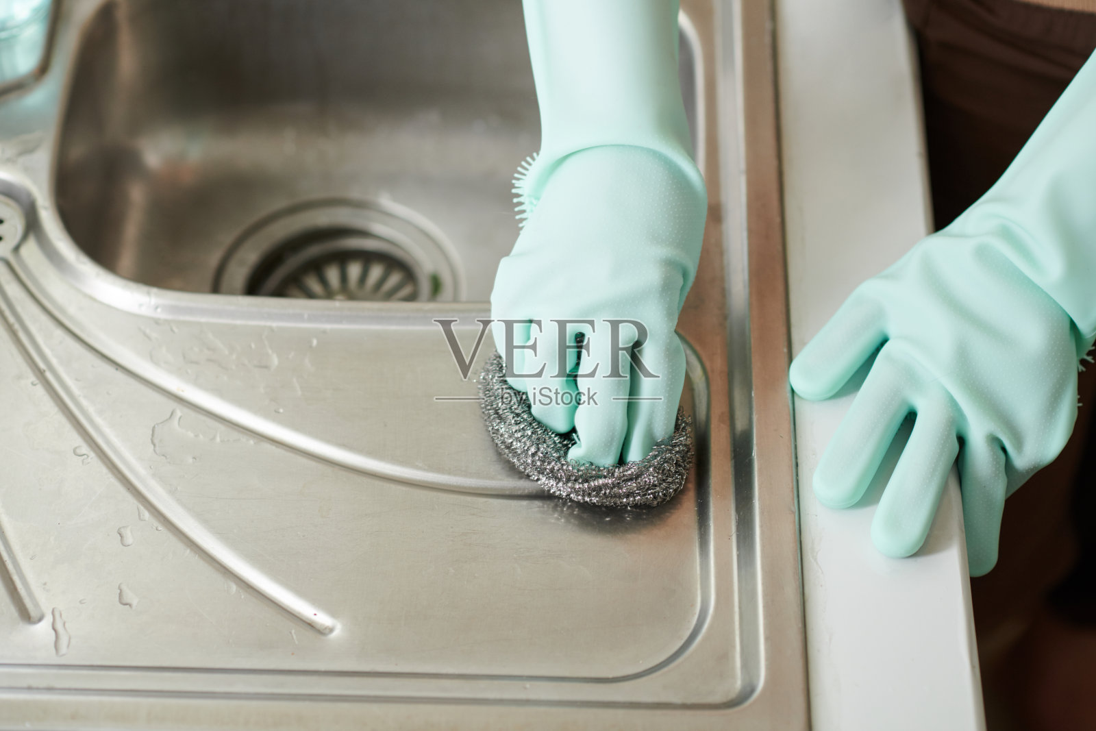 女性使用金属海绵照片摄影图片