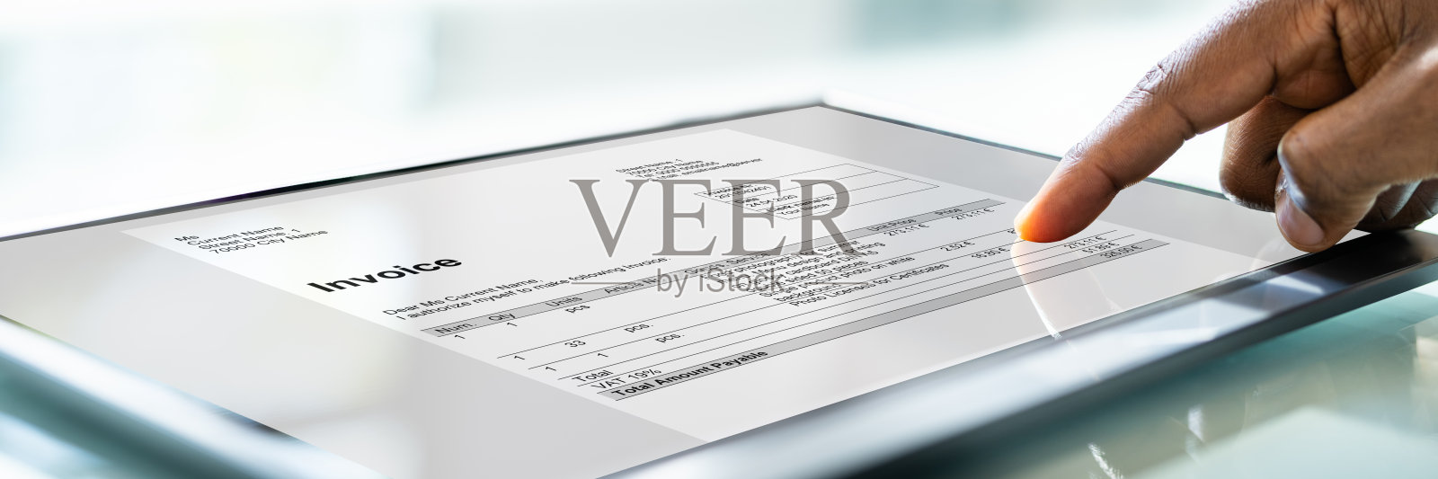 会计使用电子发票软件照片摄影图片