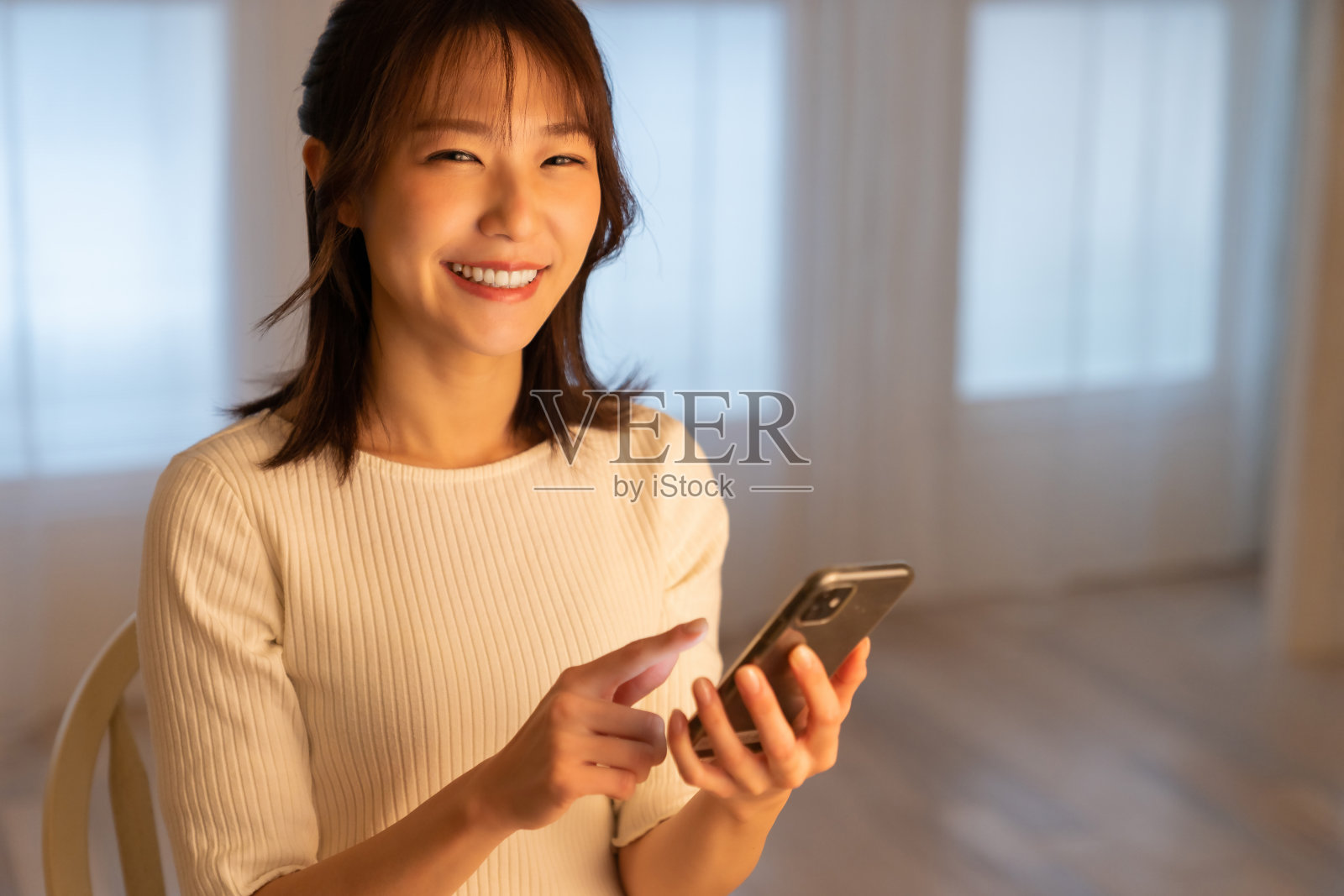 使用智能手机的有吸引力的亚洲女性照片摄影图片