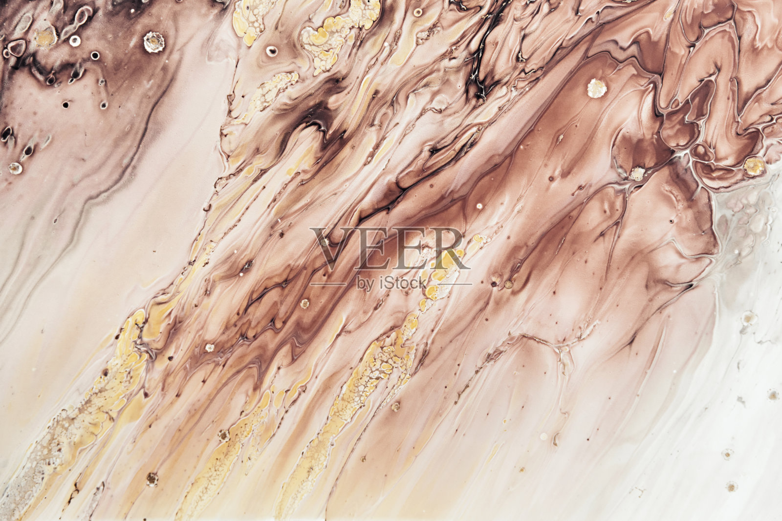 流体艺术丙烯酸颜料。混合了棕色，黑色和白色的波浪。液体流动飞溅。大理石效果的背景或纹理照片摄影图片