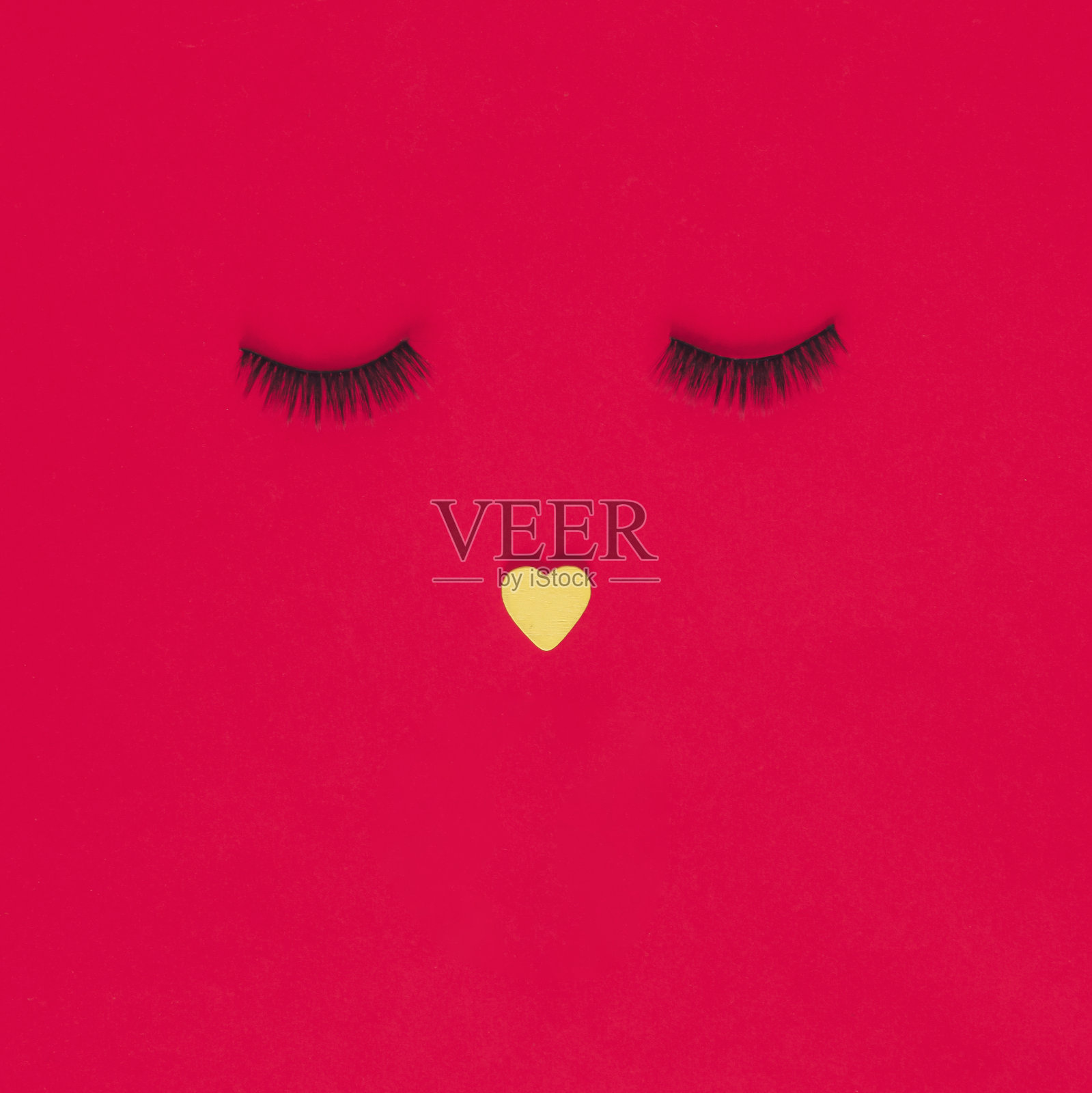 女性的脸由睫毛和木制的心组成照片摄影图片