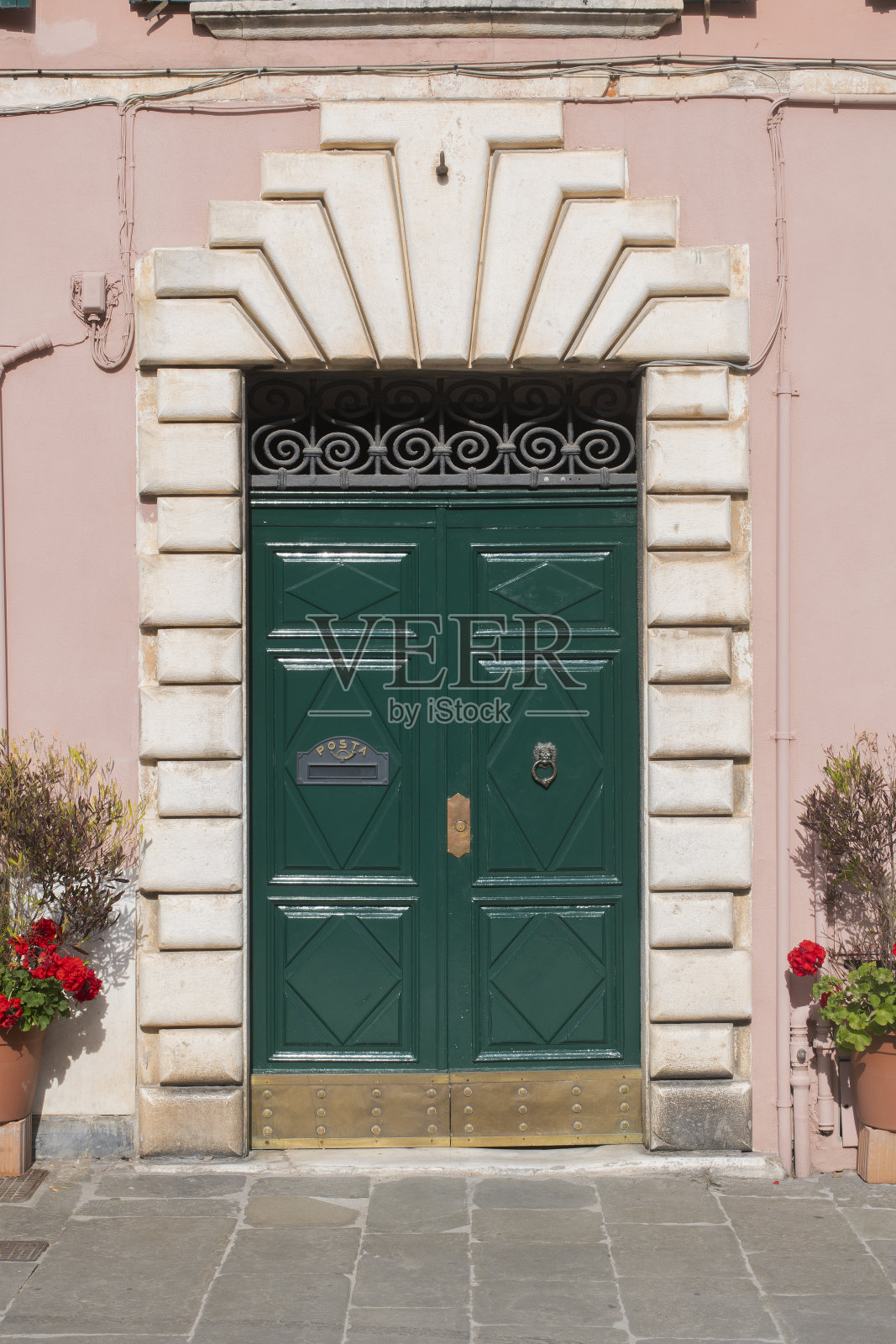 意大利建筑的木门，大理石入口和信箱照片摄影图片