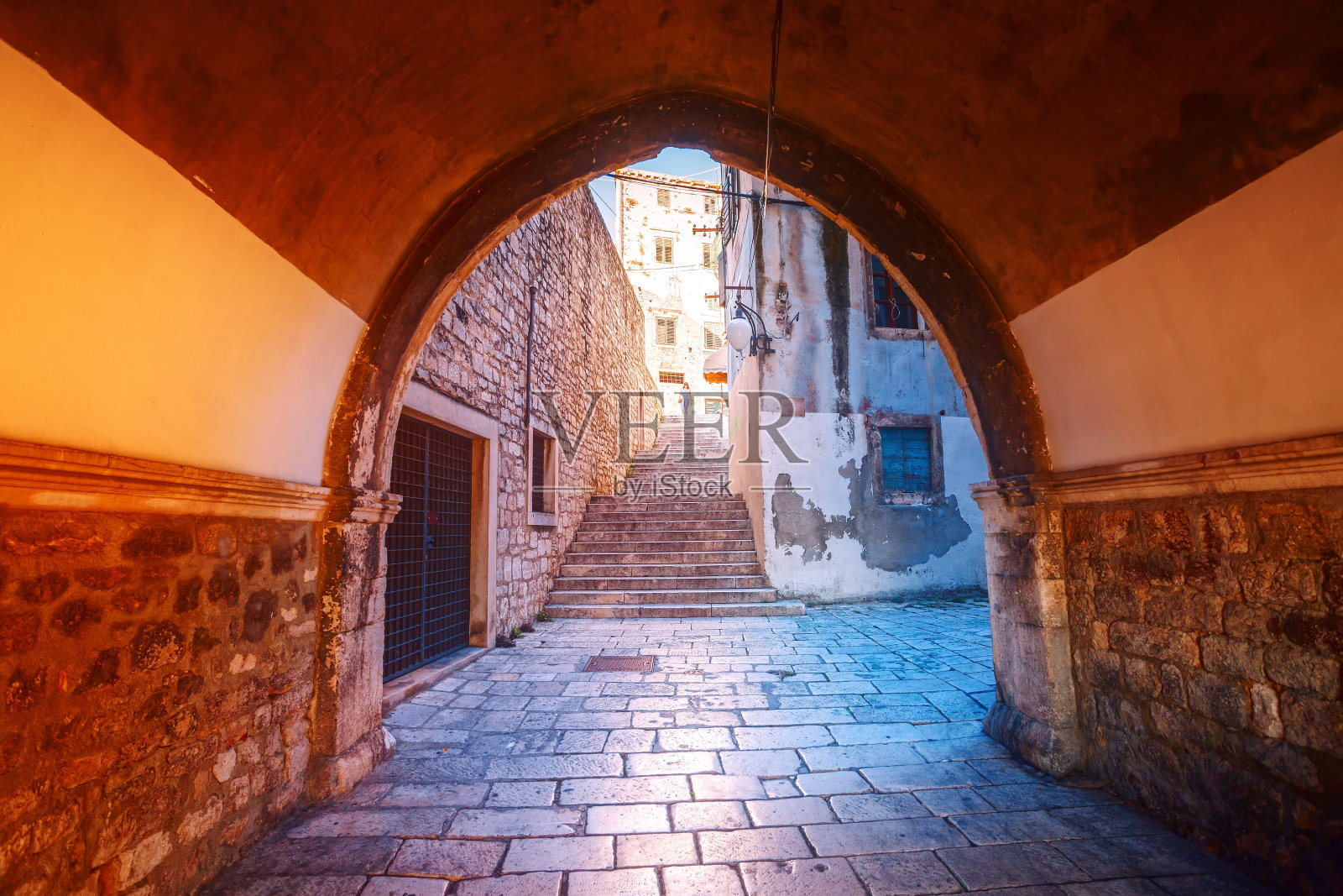 克罗地亚老城区的拱形街道照片摄影图片