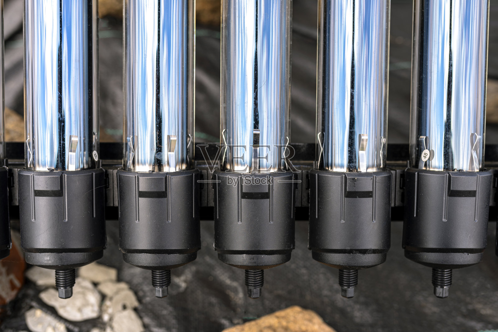 一种用于加热生活热水的现代压力收集器，位于真空管的末端。照片摄影图片