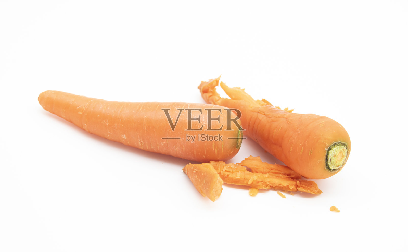 选择性对焦，白色背景上的胡萝卜片，剪切路径，全景深照片摄影图片