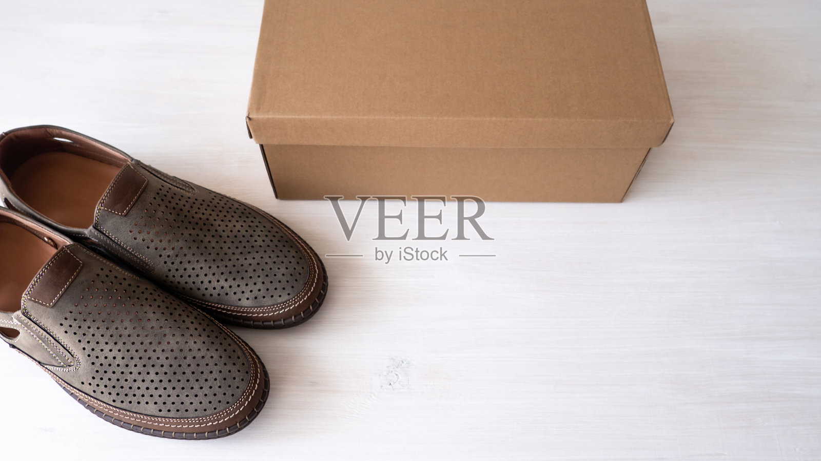 白色背景的男士皮鞋。风格和时尚。鞋盒子。照片摄影图片