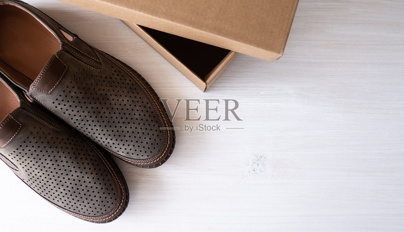 白色背景的男士皮鞋。风格和时尚。鞋盒子。照片摄影图片