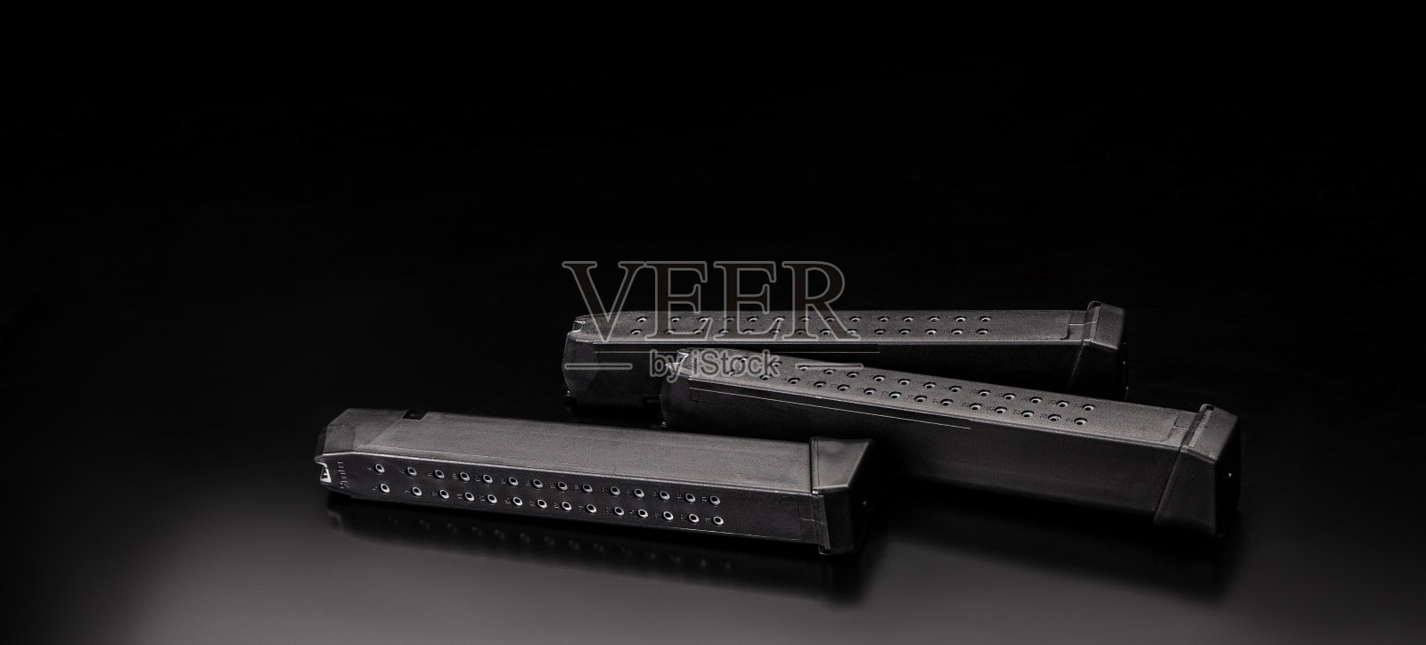 用于9毫米口径武器的加长手枪弹匣。深色背景。照片摄影图片