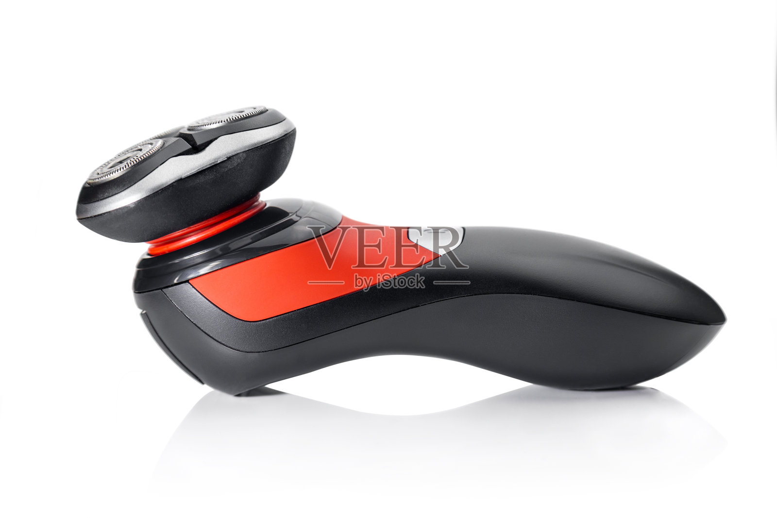 红色电动剃须刀在白色孤立的背景照片摄影图片