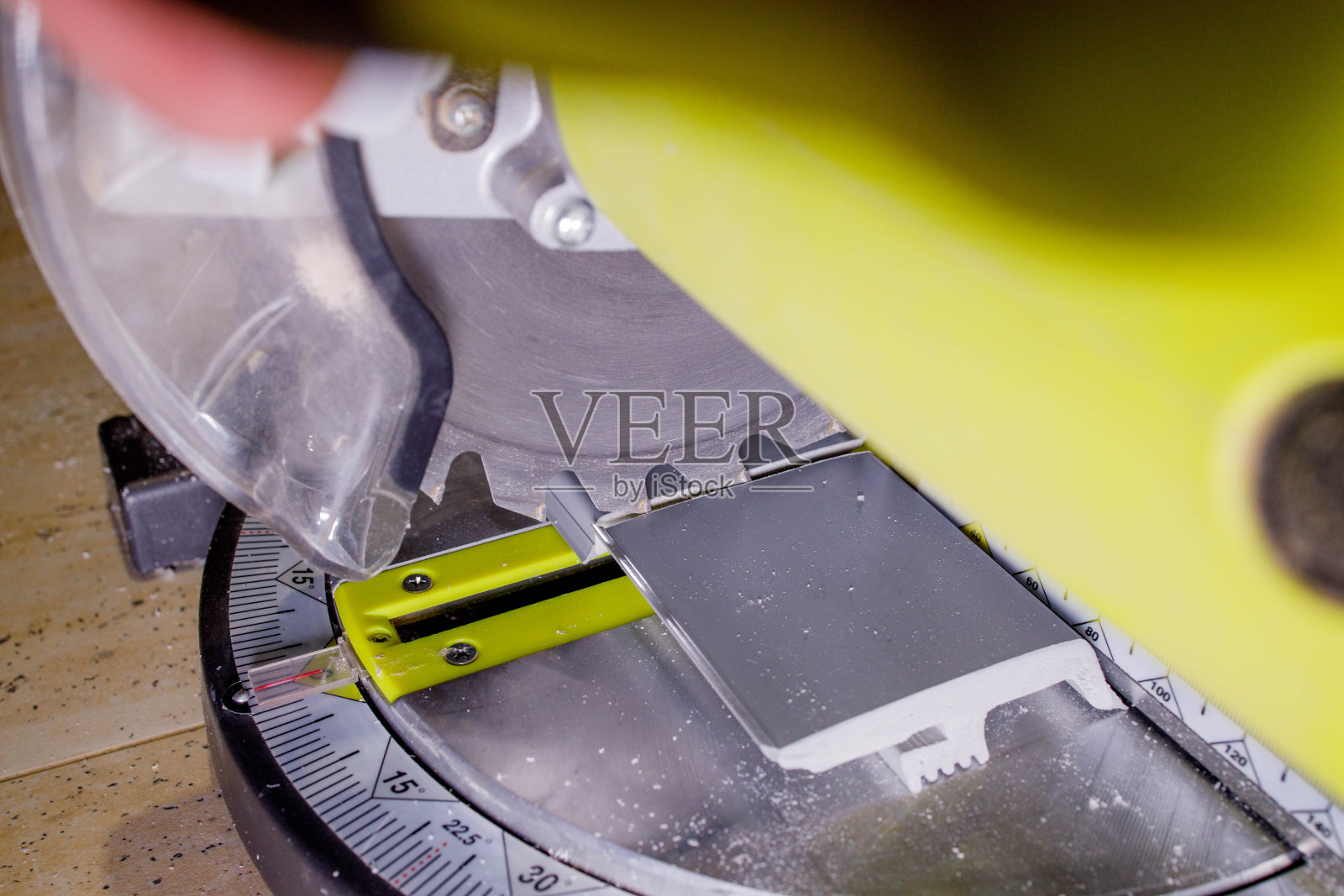 安装前，工人在圆锯上切割底板照片摄影图片