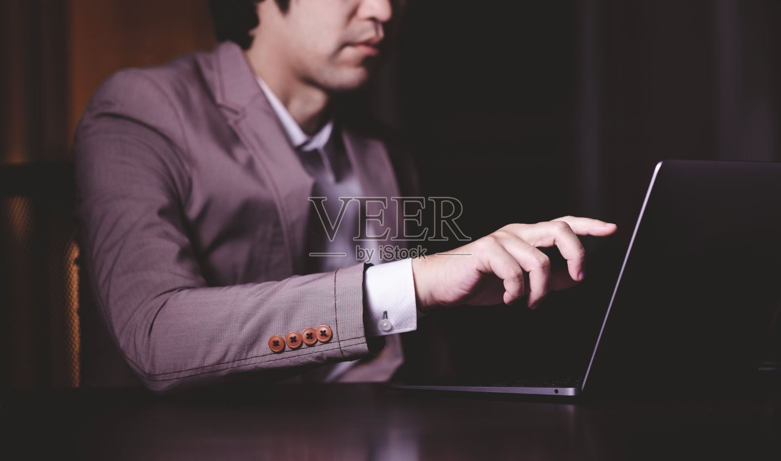 商务人士手持笔记本特写，商业科技概念照片摄影图片