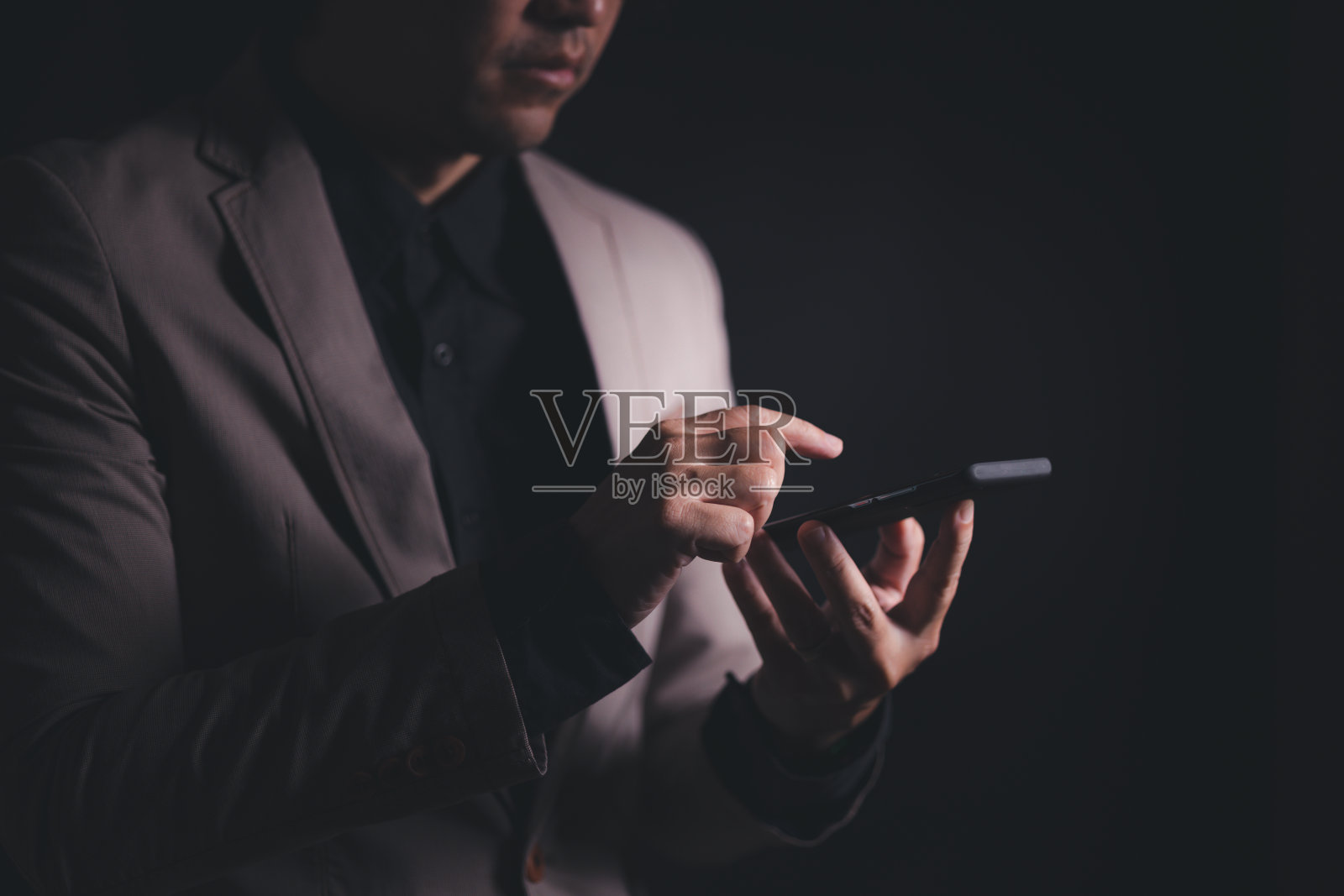 商务人士使用手机特写照片摄影图片