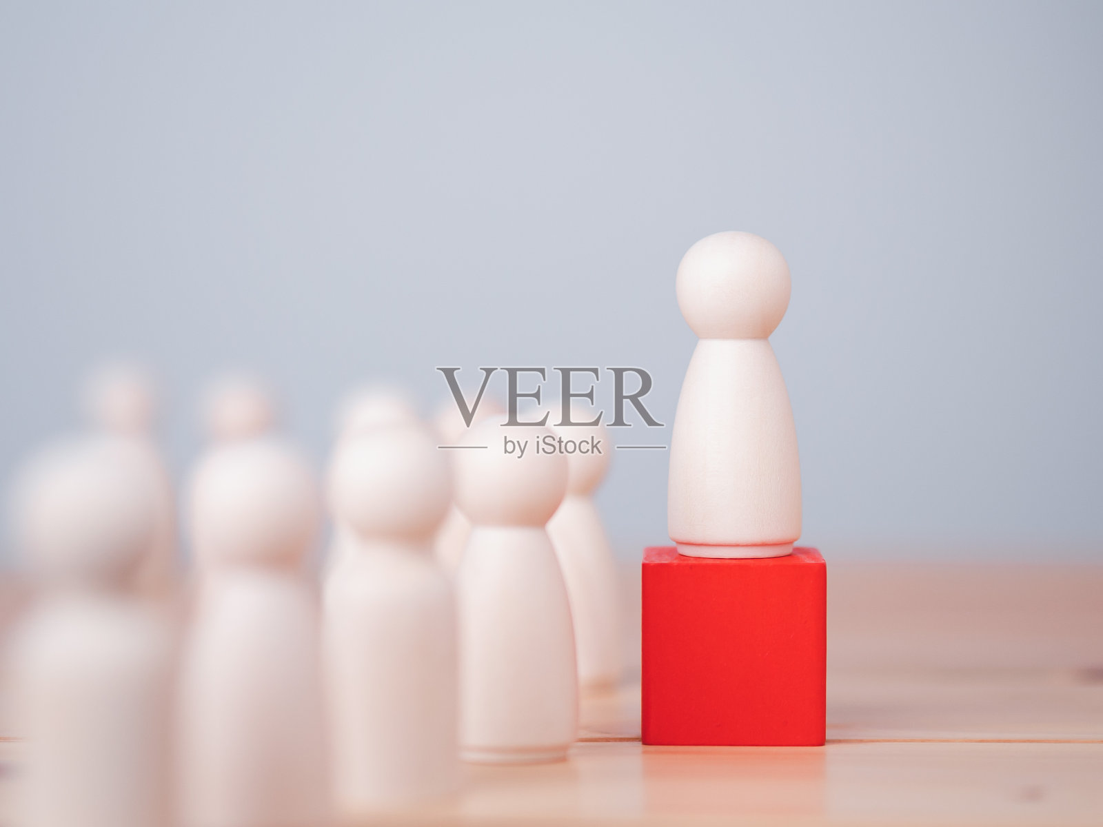 领导的概念，领导，激励，授权，业务，经理，团队合作，愿景，战略，影响，竞争。木制玩偶或人物站在木制立方体上领导团队照片摄影图片