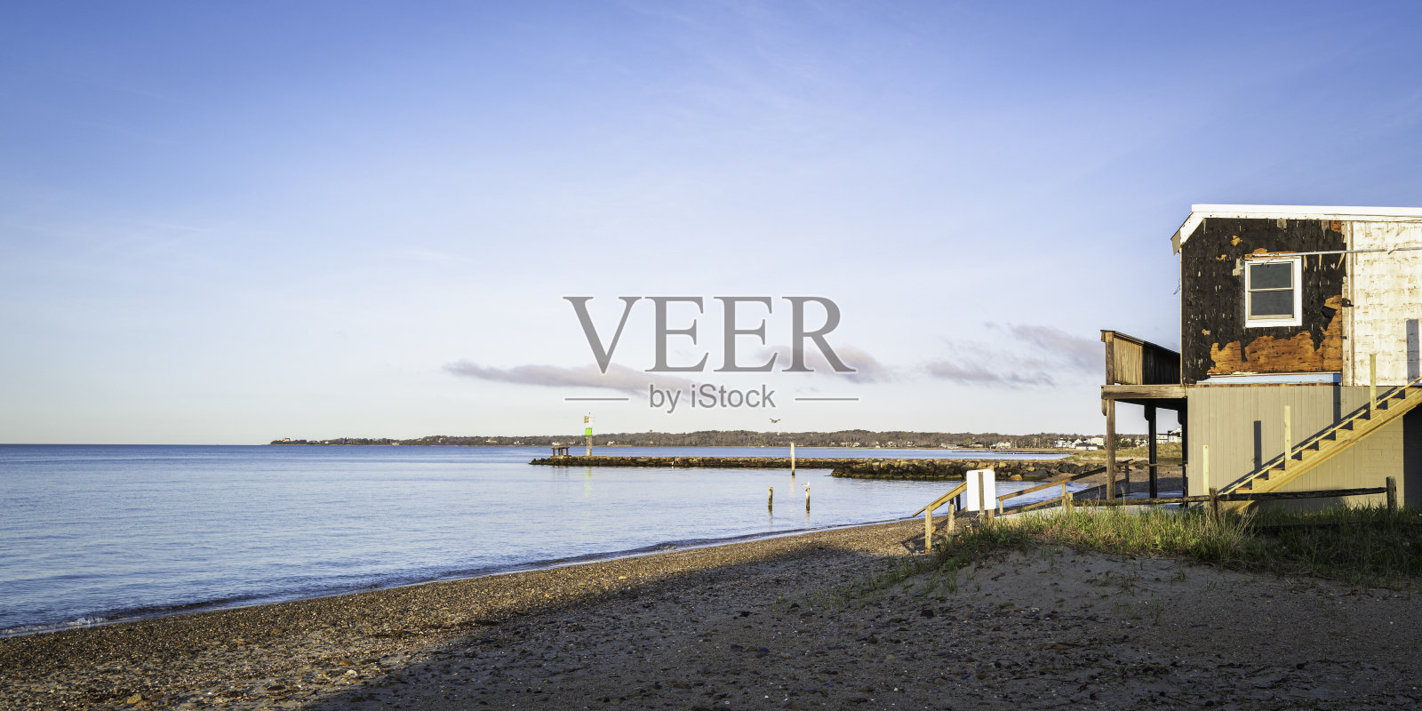 风暴后的海滩海景，受损房屋的部分视图照片摄影图片