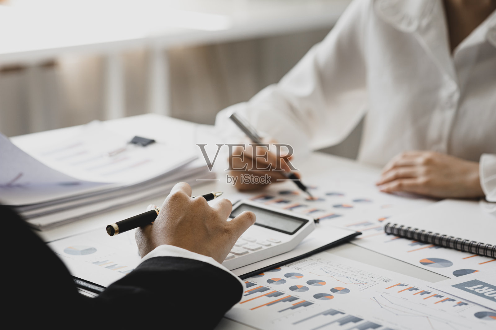 销售部门每月要开一个总结会议，把它交给部门经理，他们要检查准备好的文件是否正确，然后再交给经理照片摄影图片