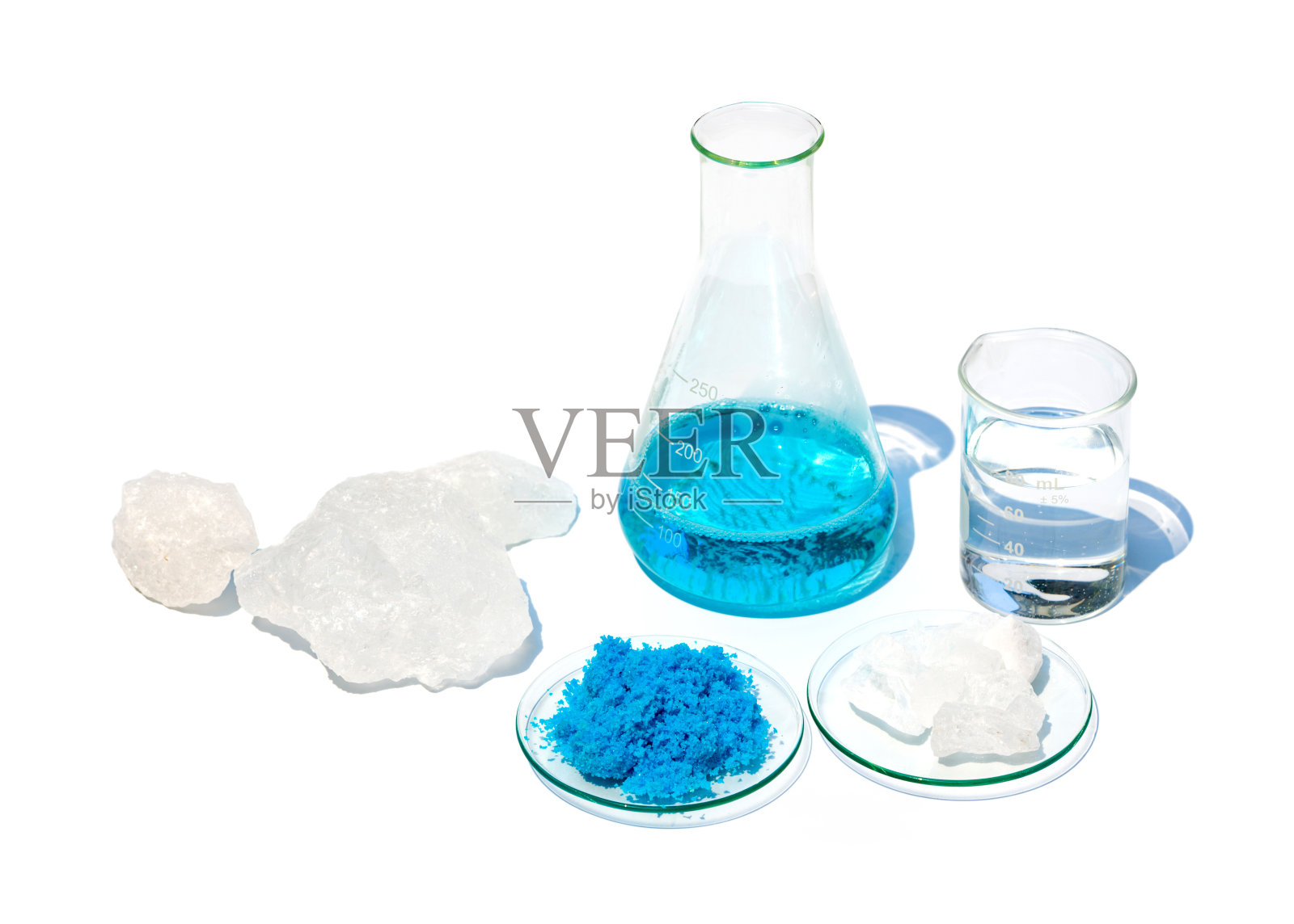 近距离观察白色实验台上的无机化学品。硫酸铜、明矾晶体和酒精。化妆品和盥洗用品的化学成分。照片摄影图片