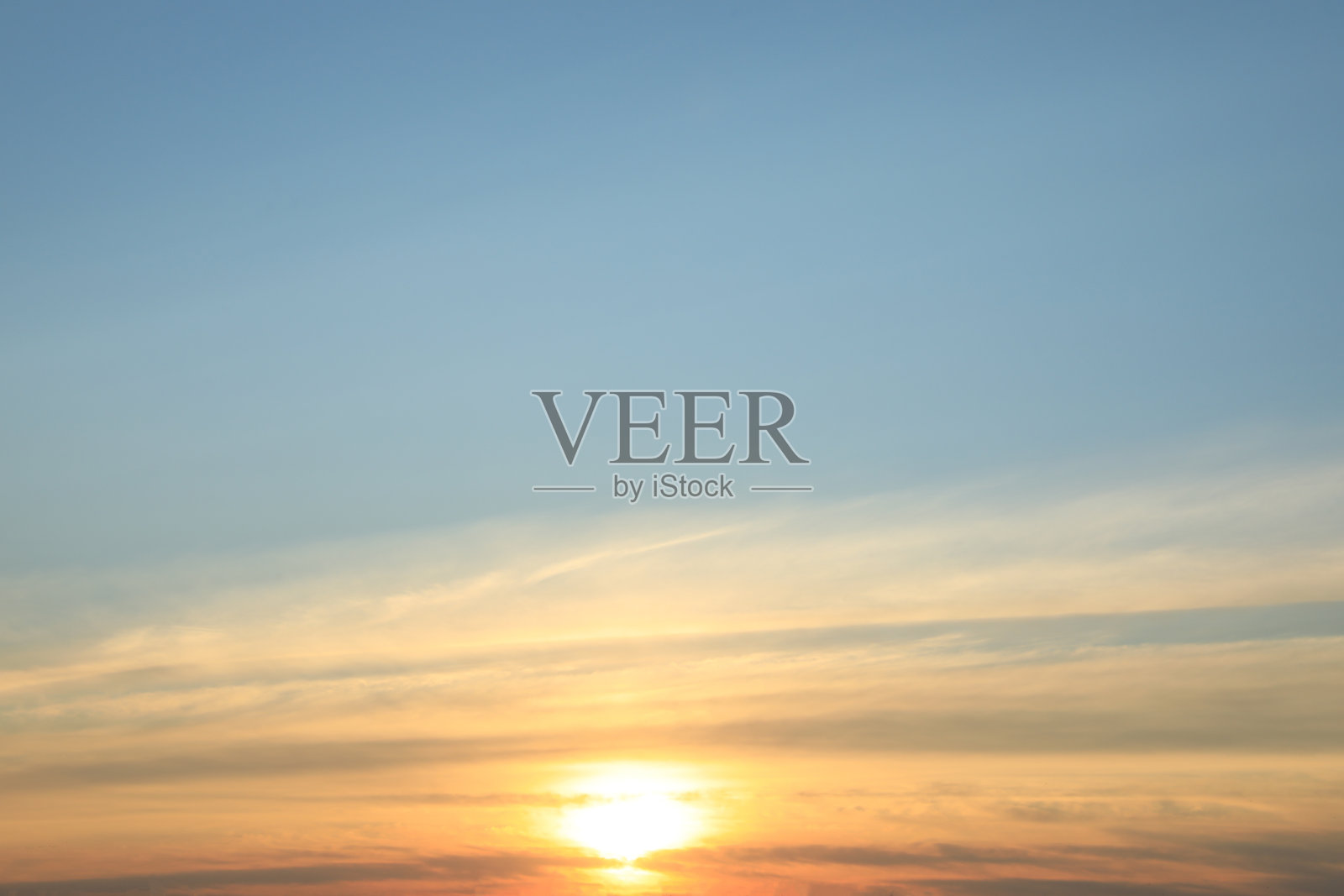 日出时美丽天空的如画景色。早上的时间照片摄影图片