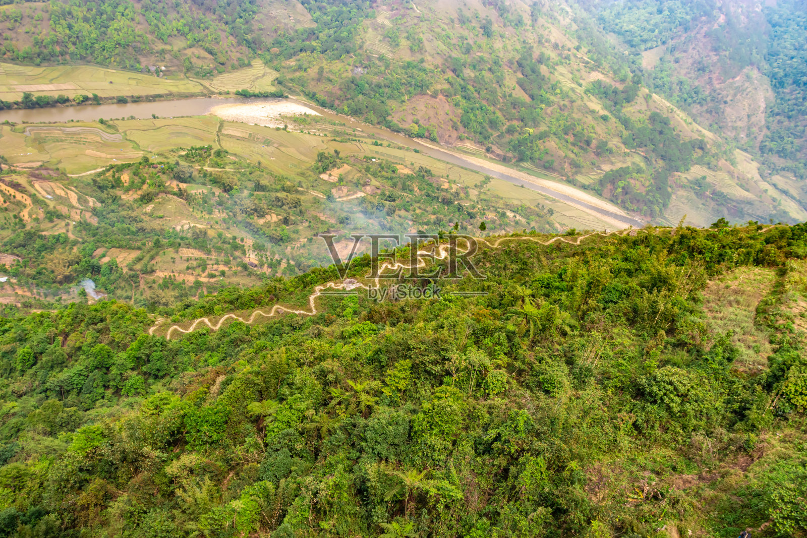 土路从山顶往下延伸，从山顶角度上午出发照片摄影图片