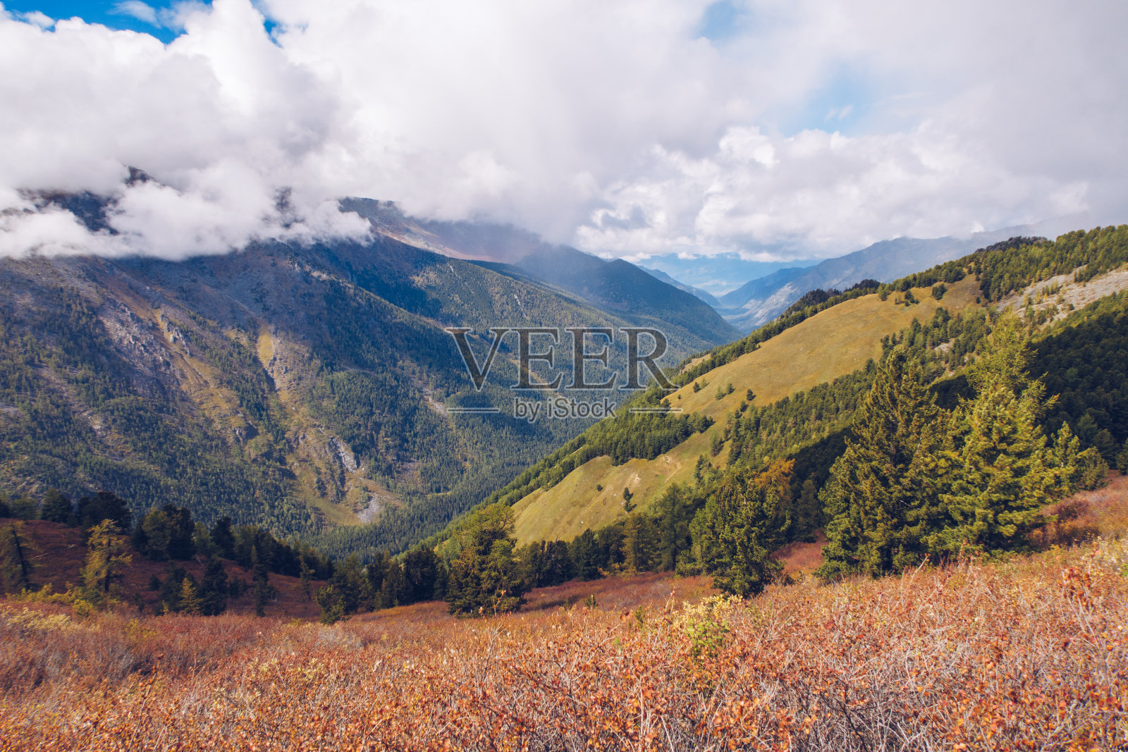 山间的美景如画。令人惊叹的山脉山谷风景景观之间的云和古兰。山间秋色摄影素材照片摄影图片