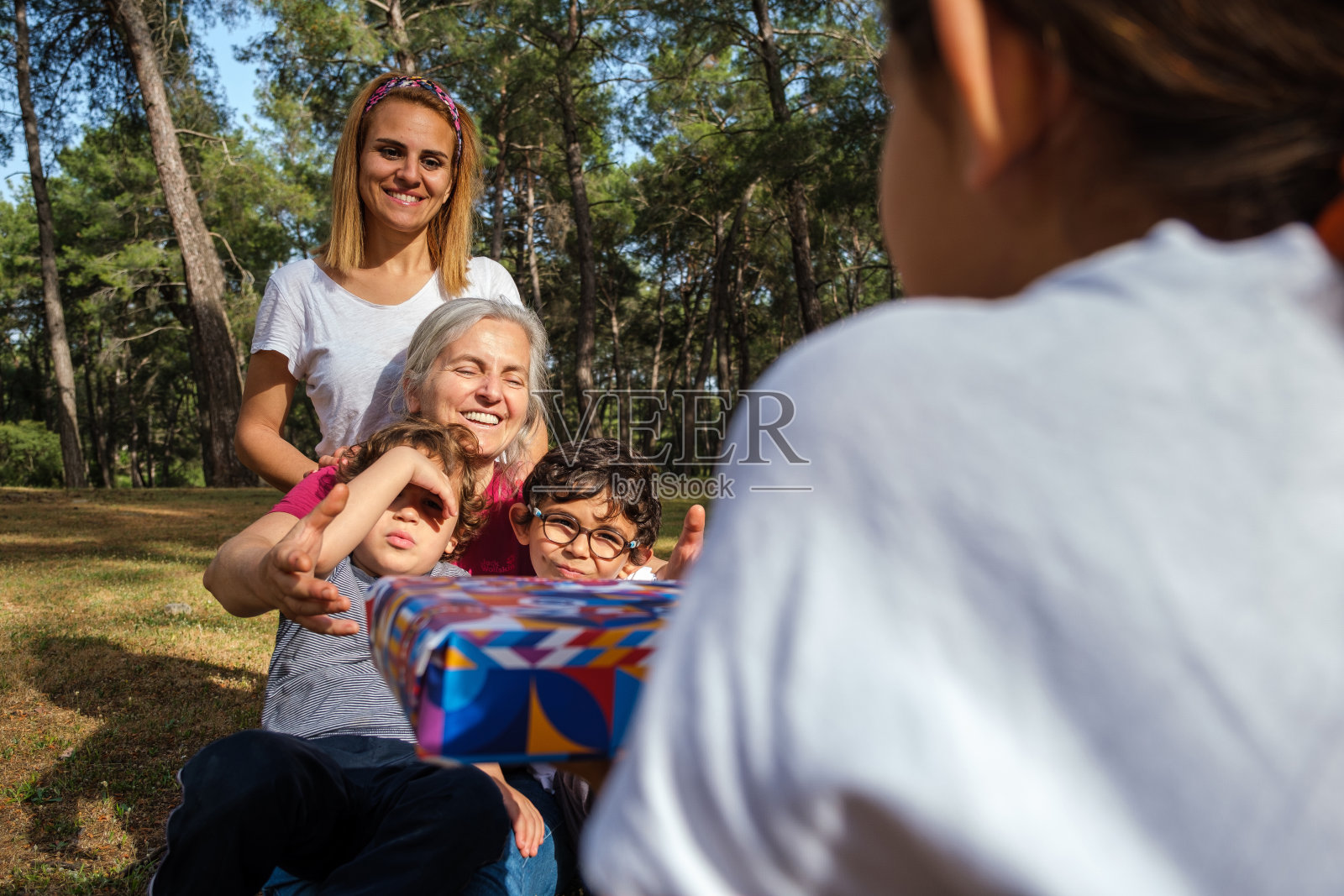 三代人一起为母亲节准备惊喜，积极的情绪和活力照片摄影图片