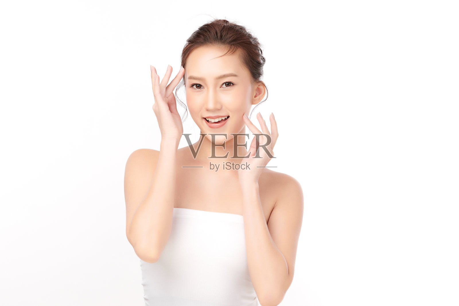 美丽年轻的亚洲女性与清洁新鲜的皮肤上的白色背景，面部护理，面部治疗，美容和水疗，亚洲女性肖像。照片摄影图片