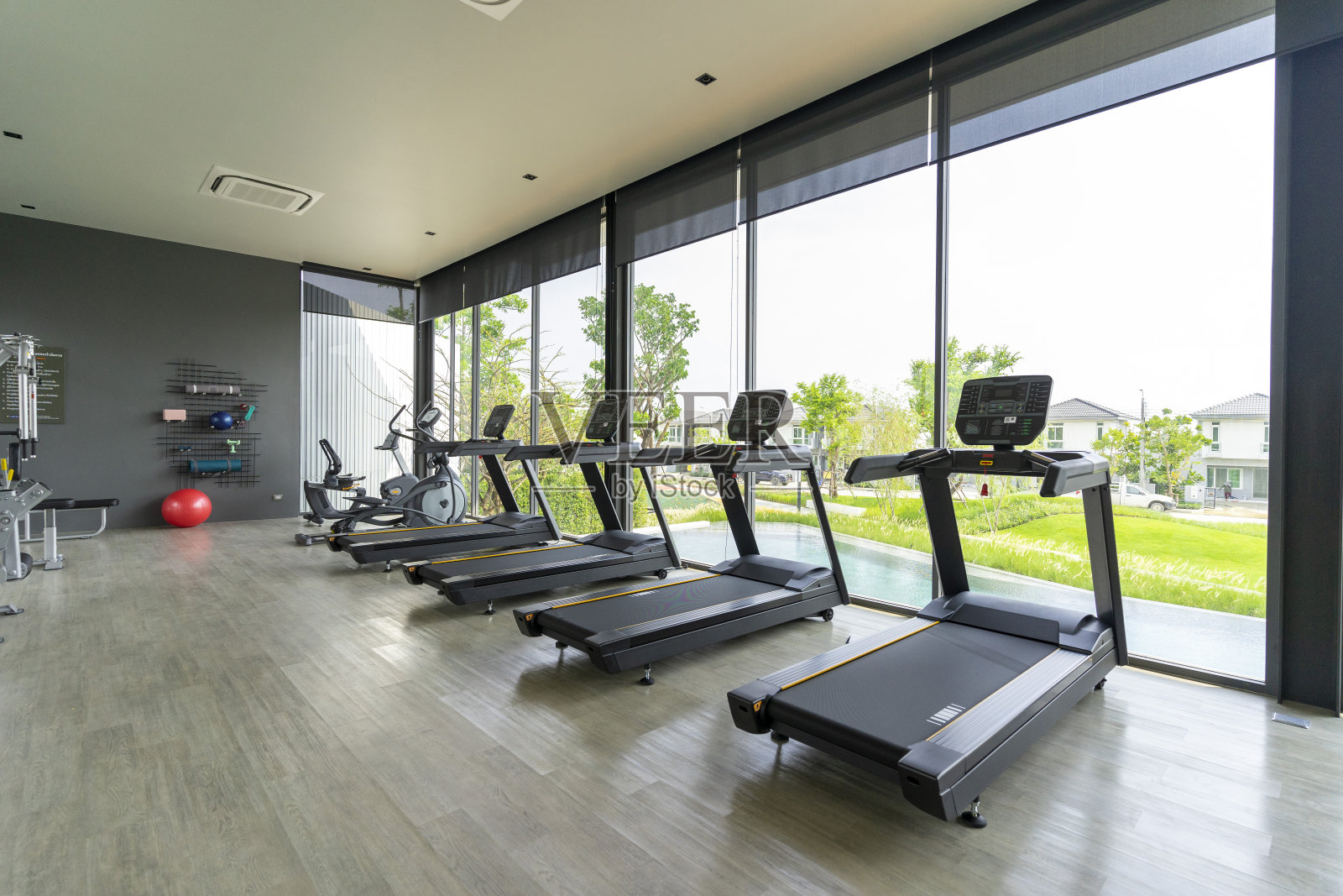 现代化健身房和健身中心的跑步机照片摄影图片