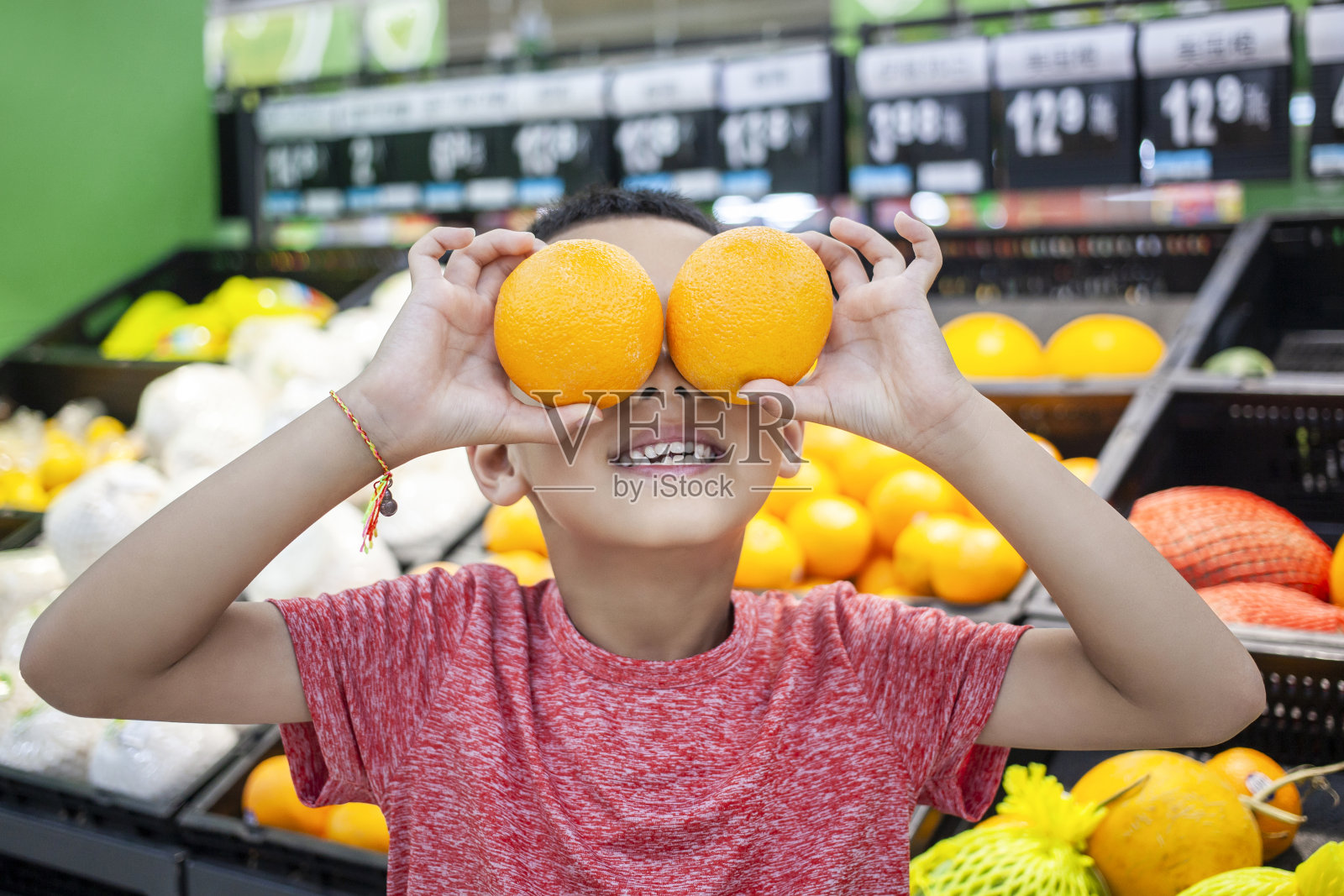 男孩拿着橘子照片摄影图片