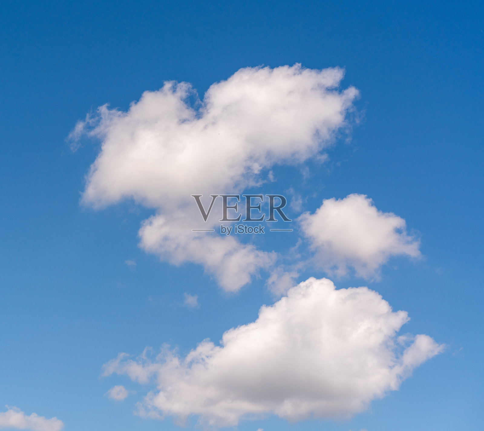 蓝天配着洁白蓬松的云朵，抽象自然的背景照片摄影图片